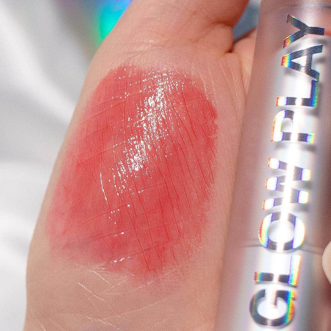 M·A·C Cosmetics Hong Kongさんのインスタグラム写真 - (M·A·C Cosmetics Hong KongInstagram)「點先可以好似LISA咁日日都係good vibes有朝氣？☀️ 擦上LISA仿妝西柚色組合，即時為苦悶生活叉足電! #果凍潤色護唇膏 453 Rouge Awakening 清甜西柚色✖️ #果凍胭脂 That's Peachy 鮮榨蜜桃，juicy酸甜又清新！ 立即嚟M·A·C感受人間芭比嘅正能量啦! 💜🖤  Product mentioned: Glow Play Lip Balm 果凍潤色護唇膏 in 453 Rouge Awakening- HK$190 Glow Play Blush 亮色輕潤感胭脂 in That's Peachy- HK$240 #MACLOVESLISA #MACGLOWPLAY #透明果凍妝 #果凍胭脂 #MACHongKong  Regram from @weeny_insta, @d_meeworld  How to get positive vibes every day? ☀️ Here’s the answer: Pair up the Lisa’s approved 𝗚𝗟𝗢𝗪 𝗣𝗟𝗔𝗬 𝗟𝗜𝗣 𝗕𝗔𝗟𝗠 453 #RougeAwakening with internet-breaking 𝗚𝗟𝗢𝗪 𝗣𝗟𝗔𝗬 𝗕𝗟𝗨𝗦𝗛 #ThatsPeachy to refresh yourself the moment you apply them on!  Come to M·A·C now and get this K-pop icon’s look!」11月24日 10時00分 - maccosmeticshk