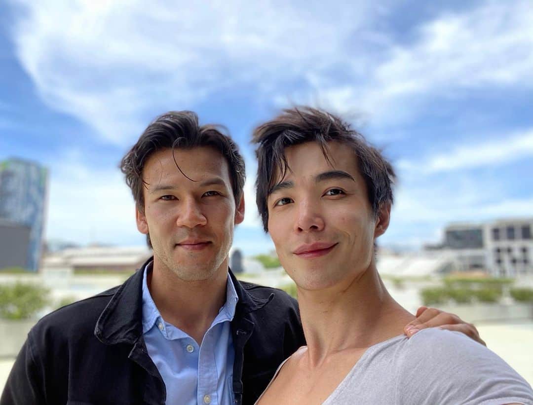 ルーディ・リンのインスタグラム：「Over the past year on the set of Mortal Kombat I met a new brother, Max Huang aka Kung Lao. Here are some of his greatest quotes on set and off.  “Ludi, I just said everything I ever wanted to say.” After shooting an amazing new scene.  “I’m flying right now.” A hard earned day off.  “Is it usually like this” After we mistook a party cruise for a public ferry.  Swipe left to see us in Anime form and check out the reelz as we brought you a special Kicking Monday.  Much love Brutha! @maxhuangofficial   #kunglao #mortalkombat #liukang #kickingmonday #mortalkombatmovie」