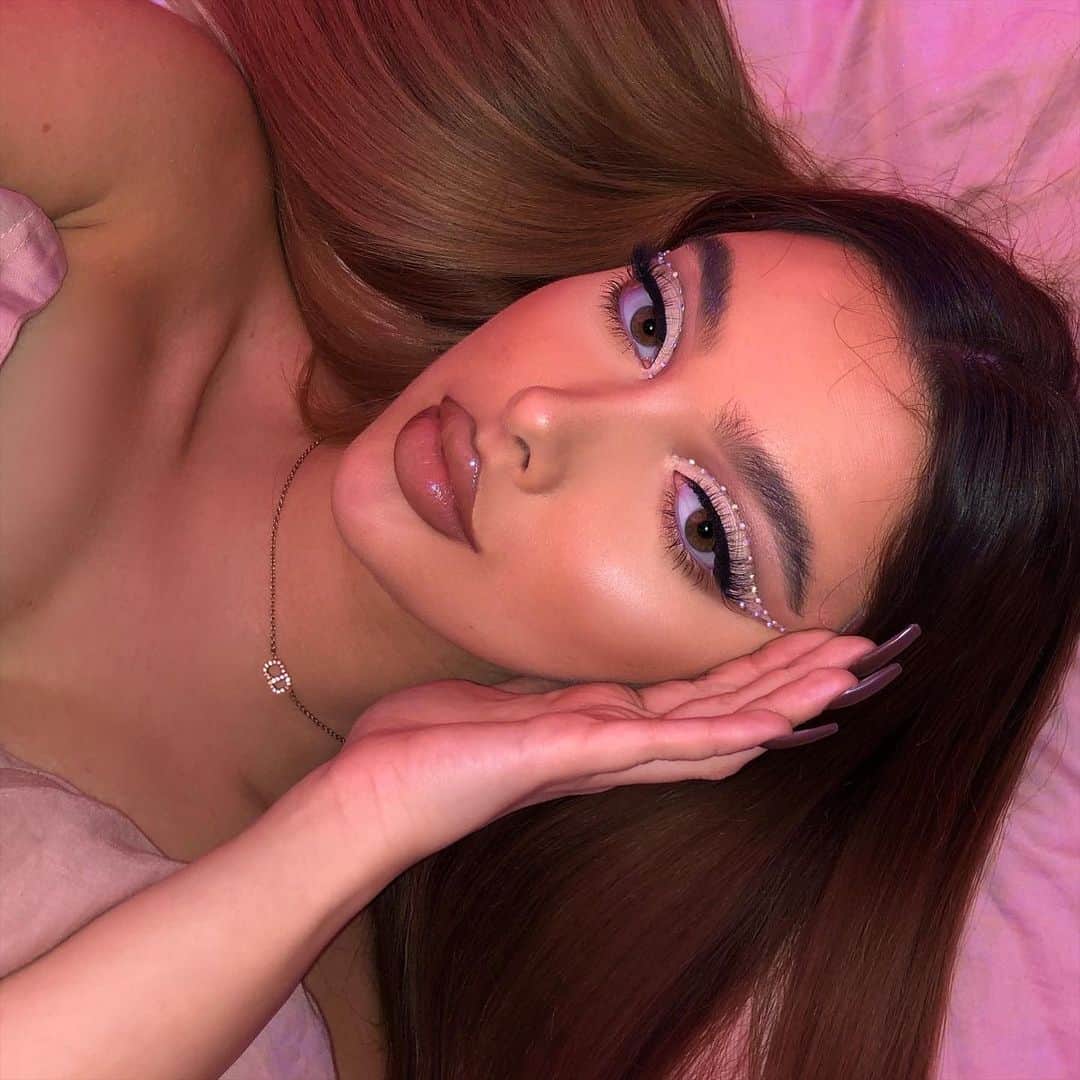 Anastasia Beverly Hillsさんのインスタグラム写真 - (Anastasia Beverly HillsInstagram)「@aleksandrasosfa is holiday ready in Soft Glam II, Nicole Guerriero Glow Kit and Undressed Lip Set 💎  Try on Soft Glam II and Nicole Guerriero Glow Kit using Try It On feature in IG Shop  #anastasiabeverlyhills」11月24日 10時03分 - anastasiabeverlyhills