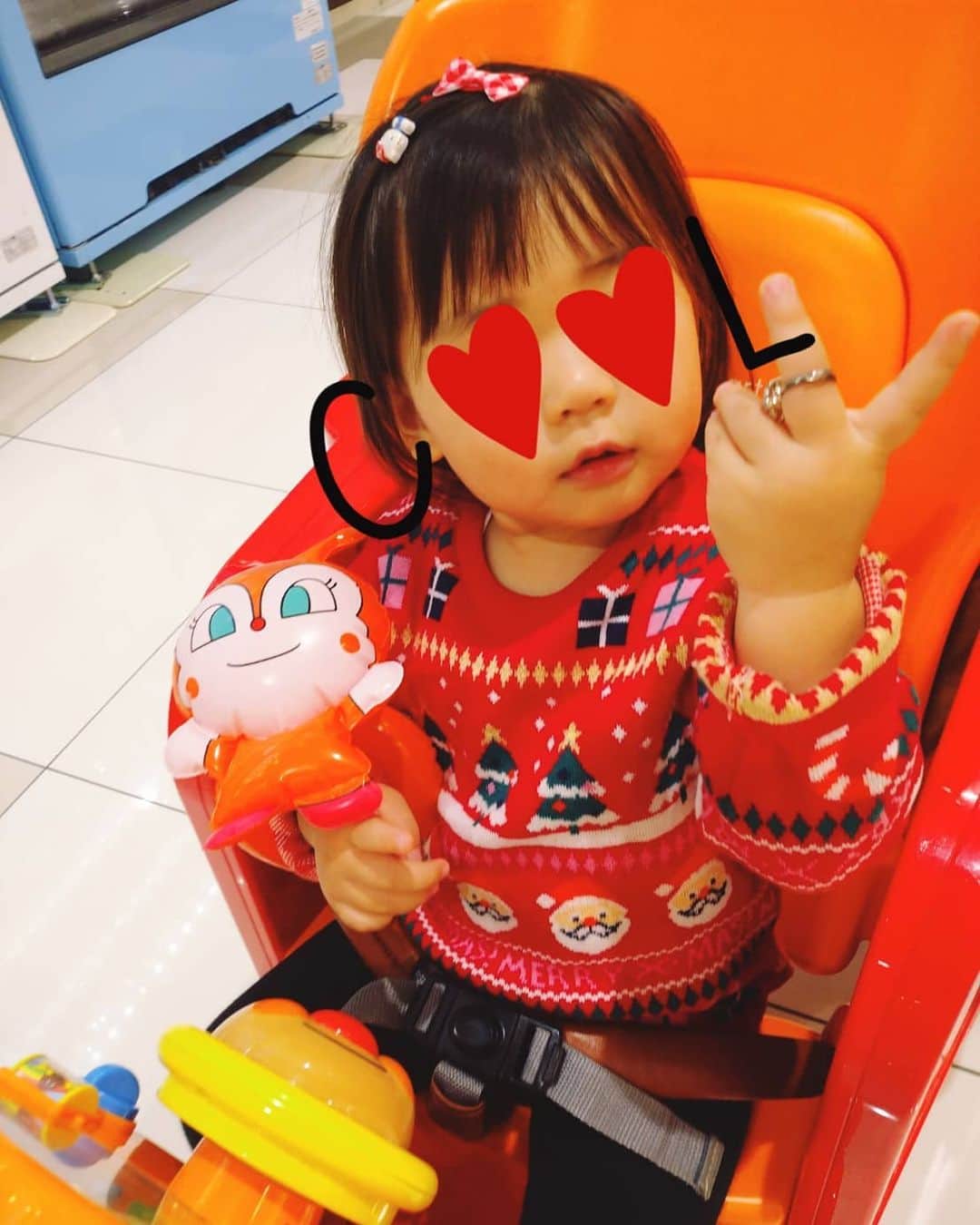畠山智妃のインスタグラム：「キャラDD。どんどん推し増し。  #2歳 #アンパンマン #キャラくるカート #どきんちゃん #キティちゃん」