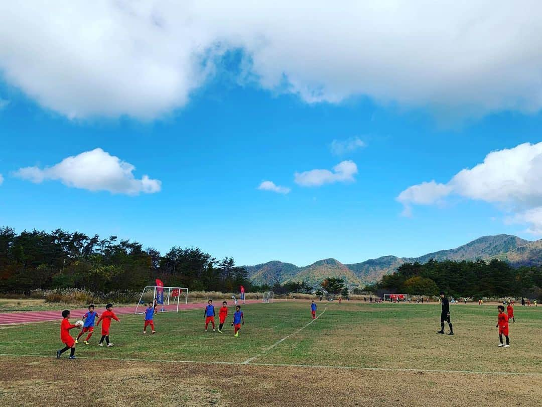 HAYATOさんのインスタグラム写真 - (HAYATOInstagram)「山梨県の本栖湖スポーツセンターで行われたバルサアカデミージャパンカップに行ってきました⚽️  全国のバルサアカデミーが集結‼️  大注目のFCバルセロナのバルサアカデミー葛飾校とバルサアカデミー福岡校🇪🇸 豊田から参戦していたアロンザの応援に行ってきました🔥  どちらも質が高く熱い試合を繰り広げてました🙌🏻  素晴らしい🎉  出会いと繋がりに感謝です✨  Gracias‼️バルサ🇪🇸  #BRIDGET   #HAYATO   #japan  #恵那市  #山梨県  #本栖湖スポーツセンター  #バルサアカデミージャパンカップ  #FCバルセロナ  #バルサアカデミー葛飾校  #バルサアカデミー福岡校  #豊田  #アロンザ  #Gracias  #スポーツ  #サッカー  #フットサル  #フットゴルフ  #恵那スポーツ  #恵那サッカー  #恵那フットサル  #恵那フットゴルフ  #仲間  #サッカー好きな人と繋がりたい  #風景  #写真  #インスタ映え  #follow  #likeforlike  #14  #gratefuldays」11月24日 10時03分 - bridget_hayato