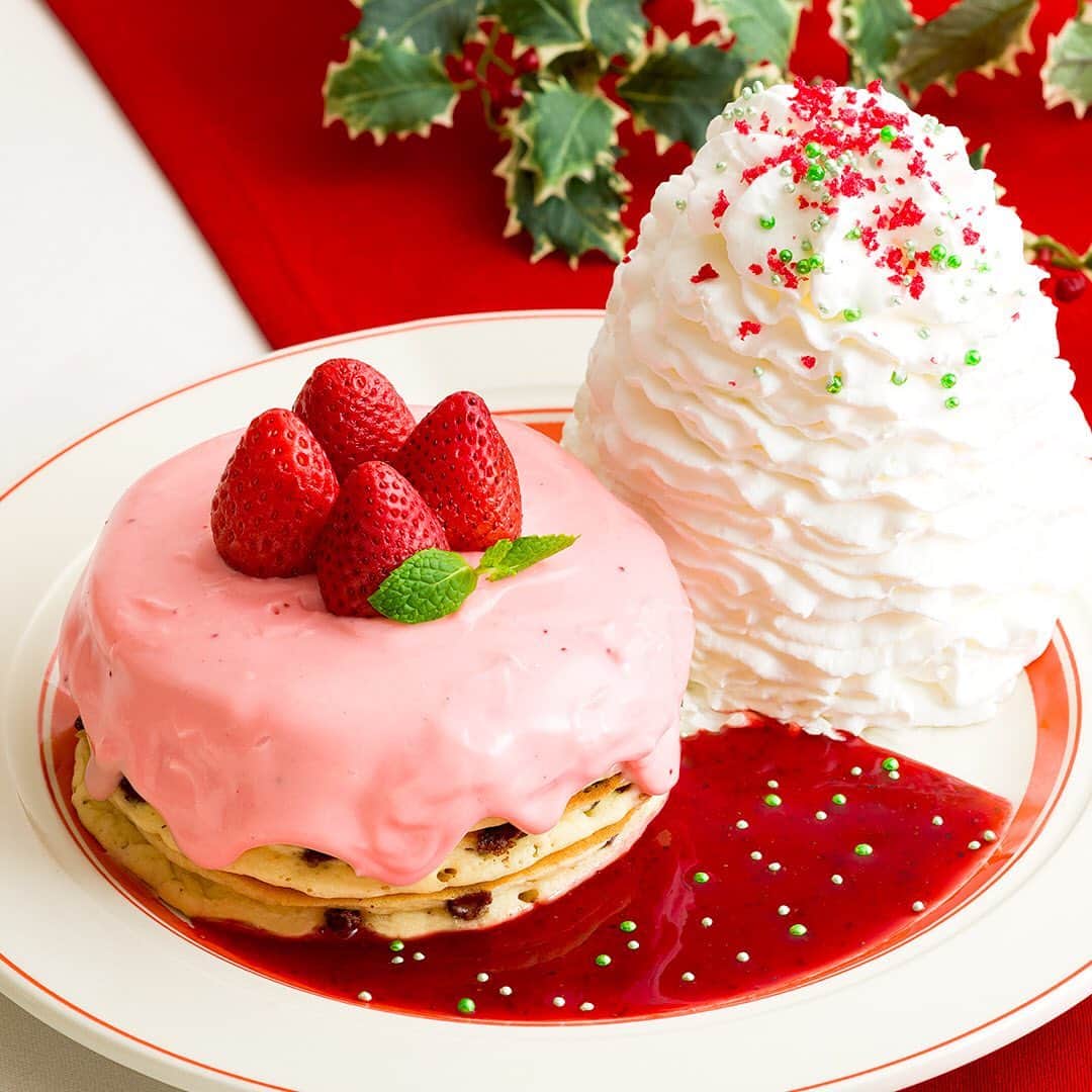 EGGS ’N THINGS JAPANのインスタグラム：「クリスマスメニューが登場🎄  2020年12月1日（火）～12月25日（金）の期間限定で「 #苺のクリスマスパンケーキ 」と「 #イベリコ豚のエッグスベネディクト 」を販売いたします😊  #テイクアウト も可能となっていますので、ご自宅やオフィスでもEggs 'n Thingsのお食事をお楽しみください😌🏠  =================  『 苺のクリスマスパンケーキ 』  チョコレートチップを入れて焼いた生地に苺のチョコクリームをのせた華やかなパンケーキ。  販売価格：¥1,480(税別) テイクアウト価格：¥1,080(税別） 取扱い店舗：国内全店舗（テイクアウト利用可能）  ------------------------------  『 イベリコ豚のエッグスベネディクト 』  イベリコ豚ベーコンの旨味が広がるクリスマス限定のエッグスベネディクト。たっぷりかかったホワイトソースと良く合います。  販売価格：¥1,380 (税別) 取扱い店舗：国内全店舗 ※テイクアウトはできません。  =================  ☆各店舗のInstagram開設いたしました！☆ 店頭のQRコードを読み取るかInstagram内で検索してぜひフォローをお願いします😆  #エッグスンシングス #エッグスン #パンケーキ #パンケーキ巡り #カフェ巡り #スイーツ #カフェ部 #限定 #グルメ #東京グルメ #関西グルメ #クリスマス #ベネディクト #ハワイ好きな人と繋がりたい #eggsnthings #food #instacafe #cafe #foodstagram #pancake #instafood #hawaii #lunch #yummy #christmas #eggsbenedict #strawberry」