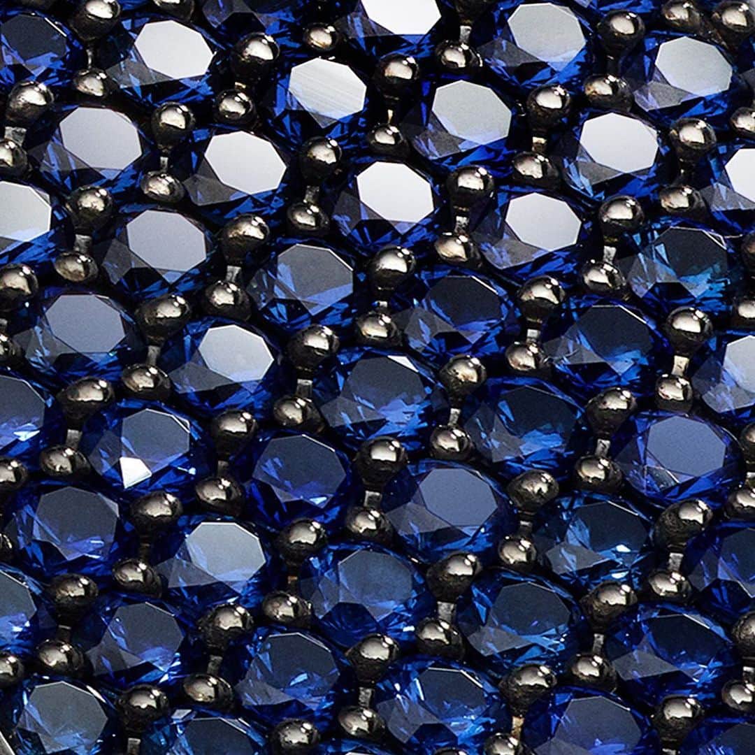 デビッドヤーマンのインスタグラム：「A closer look at a #DYPinky sapphire ring. Our mosaic pavé creates never-ending brilliance with rare gemstones, each meticulously set. #DavidYurman」