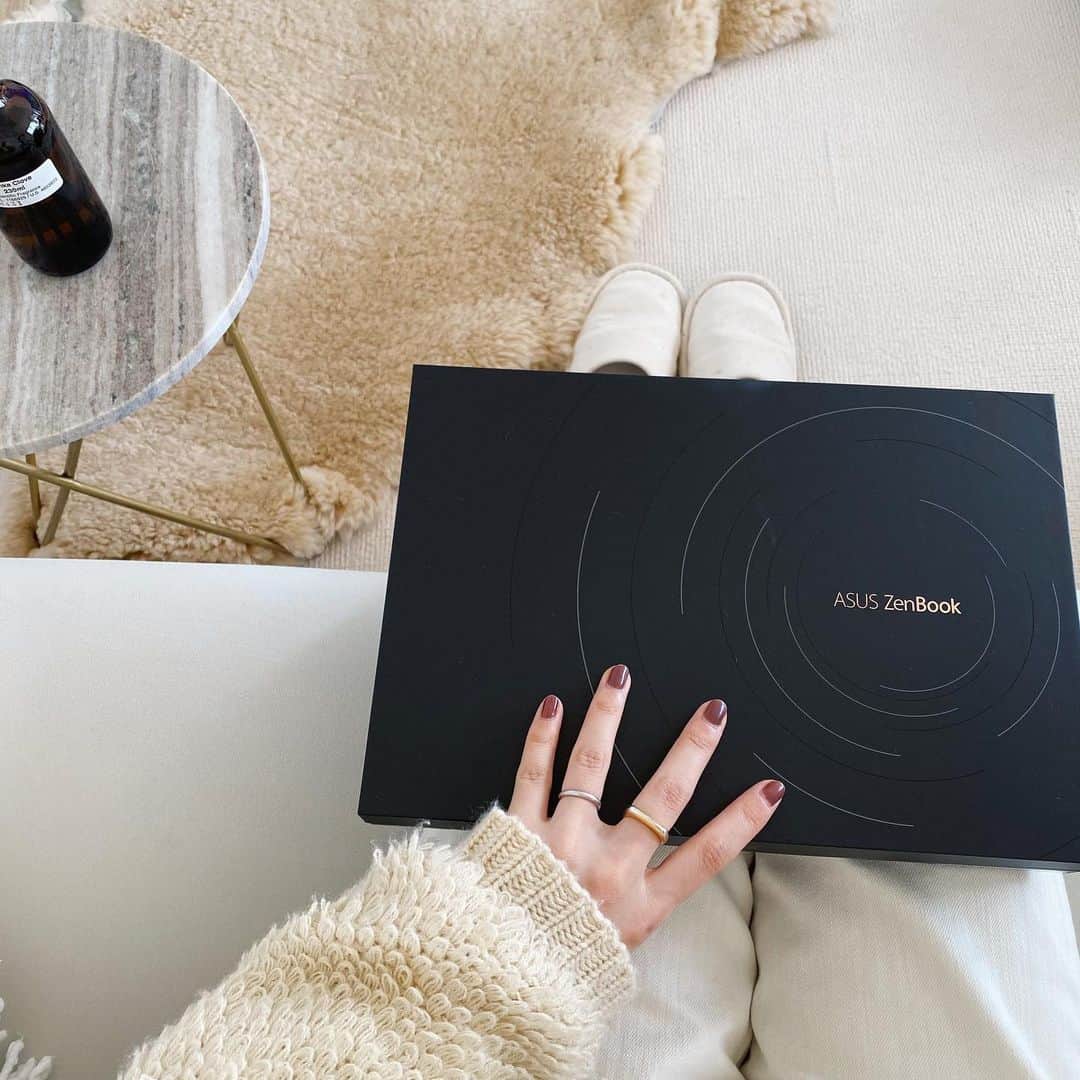 のインスタグラム：「最近はお家の中で仕事することが 多いのですが一足先にZenBook 新商品を お試しさせていただきました♡ めちゃくちゃ軽くてストレスフリー！ こんなにコンパクトでスムーズだと仕事が はかどるだろうなー！ 11月25日発売💻 特設サイトもオープンされるみたいなので 皆さんもチェックしてみてね🌼 ✔︎ https://jp.store.asus.com/store/asusjp/html/pbPage.zenbook_11th_gen ・ @asusjapan #ASUS#ZenBook#laptop#pc #在宅ワーク#ノートパソコン #パソコン#おうち時間#お家時間  #インテリア#一人時間 #あなたの感性が動き出す#PR」