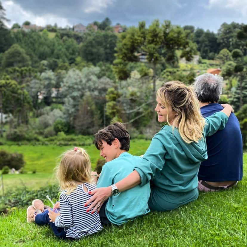 Eliana Michaelichin Bezerraのインスタグラム：「Ainda sobre o dia 22 de novembro de 2020, meu aniversário. Aí está o melhor presente da vida: minha família. Sou grata pela força da natureza, aos meus antepassados, ao meus amados que estão presentes, aos bons pensamentos, às energias positivas que recebemos  e a lei do retorno. Meu ano novo começa agora e desejo muita luz a todos que estão por aqui e fazem parte, de alguma forma, da minha caminhada. Muito obrigada por tanto carinho. Deus conosco hoje e sempre. 🙏🏻❤️#familia #family #amordemae #maedemenino #maedemenina #maededois #familiafeliz #thankgod #deusconduz #mariapassanafrente」