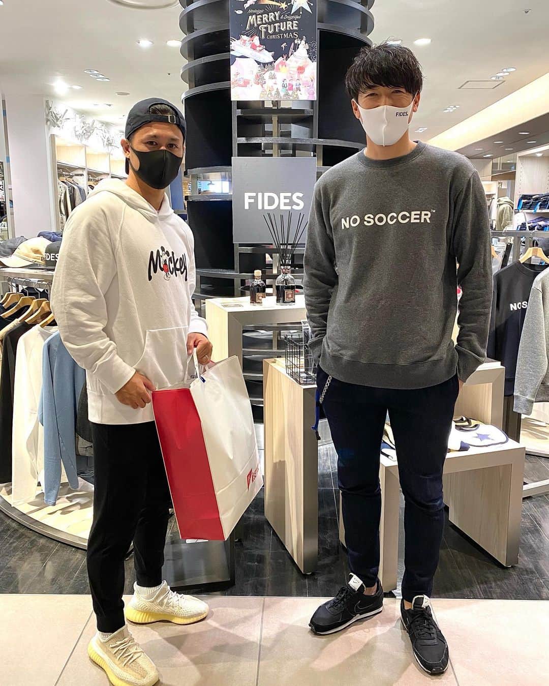 小林久晃のインスタグラム：「大阪のポップアップも最終日です。コロナ禍の状況でご来店して頂いたお客様には、感謝の言葉しかございません。本当にありがとうございました。 本日も20時半まで、ルクアイーレ8階でやってますので、お近くにお越しの際は寄っていただけたら嬉しいです。 写真は今季からガンバにいる小野裕二です。今は怪我でリハビリ中ですが、いつも気にかけてくれてる、男気あふれるいい男です。いつもありがとう！ #ガンバ大阪 #小野裕二 #大怪我からの復活 #期待してるよ #まだまだこれから #friends #thanks #fides」