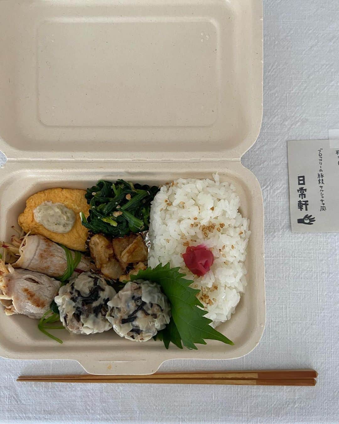 渡辺有子のインスタグラム：「企画展最終日のお昼ごはんは西荻の新店「日常軒」さんのお弁当。ピリ辛に味つけされた菊芋揚げやリンゴを巻いた豚肉など、どのおかずも美味しい工夫がされていました。西荻にはいいお店がたくさんあるなぁ。ご馳走様さまでした。」