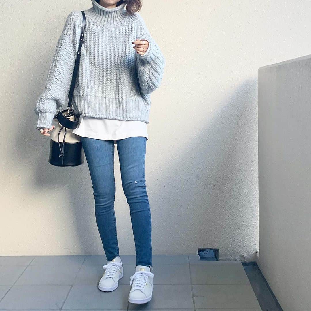 sayasu__のインスタグラム：「・ 2020.11.24 #昨日のコーデ UNIQLOのの #ウルトラストレッチジーンズ 気になってたけど 今まで試着したことなくて… 今回試着してみたらめちゃいい🥺❤️ 色違いで3本買った🤣 このダメージのだけジャストだったので お持ち帰りして 後の2本はまた取りに行かなきゃー😗 ・ #チャンキーニットは 何年か前の初代のやつかな🤔 中の白tは men'sの #ヒートテックコットンクルーネックt のLサイズ着てます♫ ・ ・ #uniqlo#ユニクロ#handm#エイチアンドエム#adidas#アディダス#スタンススミス ・ ・ アイテム詳細はトップページのPARTEから飛べます✨ ・」