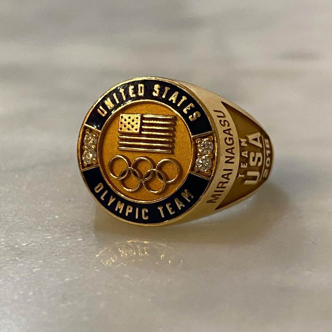 長洲未来のインスタグラム：「A little BTS.  When you qualify for the Olympic Games, you get a commemorative ring for representing @teamusa   When I qualified for my first Olympics in Vancouver, I was 16 years old and therefore didn’t have a credit card. At the time, the lowest tier of available rings was the basic gold one, and I was 99.99% sure that my parents would have laughed at me if I asked them to pay for the diamonds. 💎  Fast forward to 2018, and I go all out. The base was sterling silver this time, so I full on splurge on the gold and diamonds.   I NEVER WEAR THE RINGS. They’re kind of big and loud, so they’re not my go to every day jewelry.   A few months ago, I moved all my stuff from Colorado to CA and somehow lost my Vancouver ring in the process and I full on flipped out. I begged my parents to look through the entire house to which they laughed and said that I probably dropped it somewhere. Today, my dad texted me to let me know that he found it under the seat in the car. I AM OFFICIALLY AN IDIOT BUT ALSO WHY AM I SO RELIEVED THAT WE FOUND A RING I NEVER WEAR?!!!!! 😂😂😂😂」