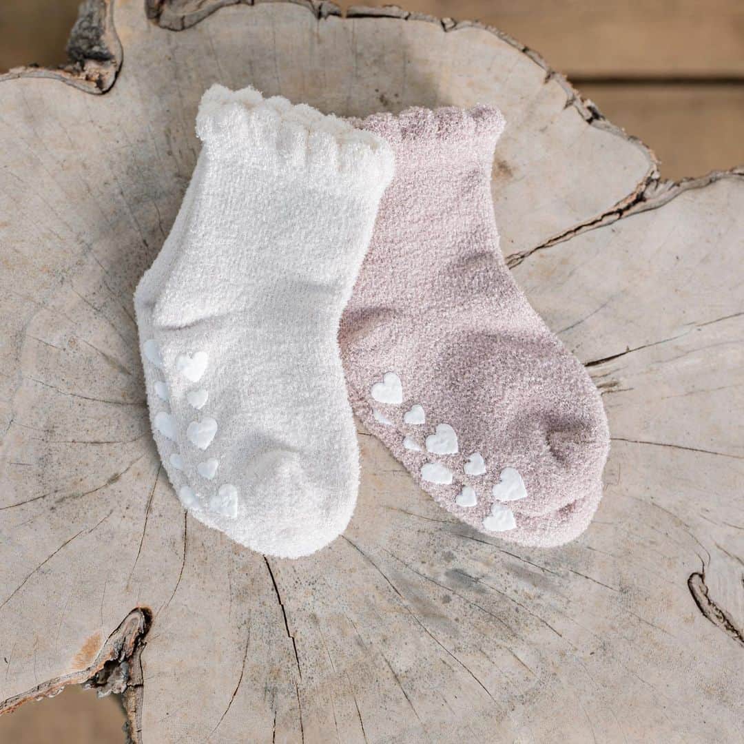 ベアフットドリームスさんのインスタグラム写真 - (ベアフットドリームスInstagram)「New this week: Cozy socks for the whole family 🤍 Link in bio #barefootdreams」11月24日 10時24分 - barefootdreams