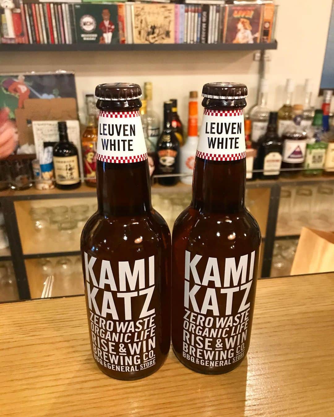 モッチェ 永井のインスタグラム：「このビールおいしい〜のでリピート購入。ココントコ最近は友人らと紅葉狩りしてキャンプしたり、釣果ゼロの魚との触れ合いをたのしんだり。あと花園IC近くの農協直営食堂脇「こいけ家」の唐揚げ重、マジで美味かったので再訪したい！写真撮っとけば良かったな〜。」