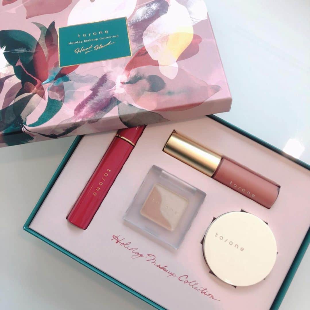 高橋里帆のインスタグラム：「ストーリでアップした　@toonecosmetics  の　ホリデーメイクアップコレクション2020 を使ってメイクしてみました✨  ちょっとわかりづらいですが💦  キラキラシャドウにカラーマスカラ 肌をつやんつやんに見せてくれるチーク  馴染みの良いリップが優しく柔らかい印象に見せてくれますよ❤️  イベントメイクだけでなく毎日使えるカラーが嬉しい✨  発売中 トーン　ホリデー　メイクアップ　コレクション　2020 ¥6,200+tax  #トーン#toone #メイク#コスメ#高橋里帆オススメ #ホリデーコレクション#イベント#柔らかい#優しい」