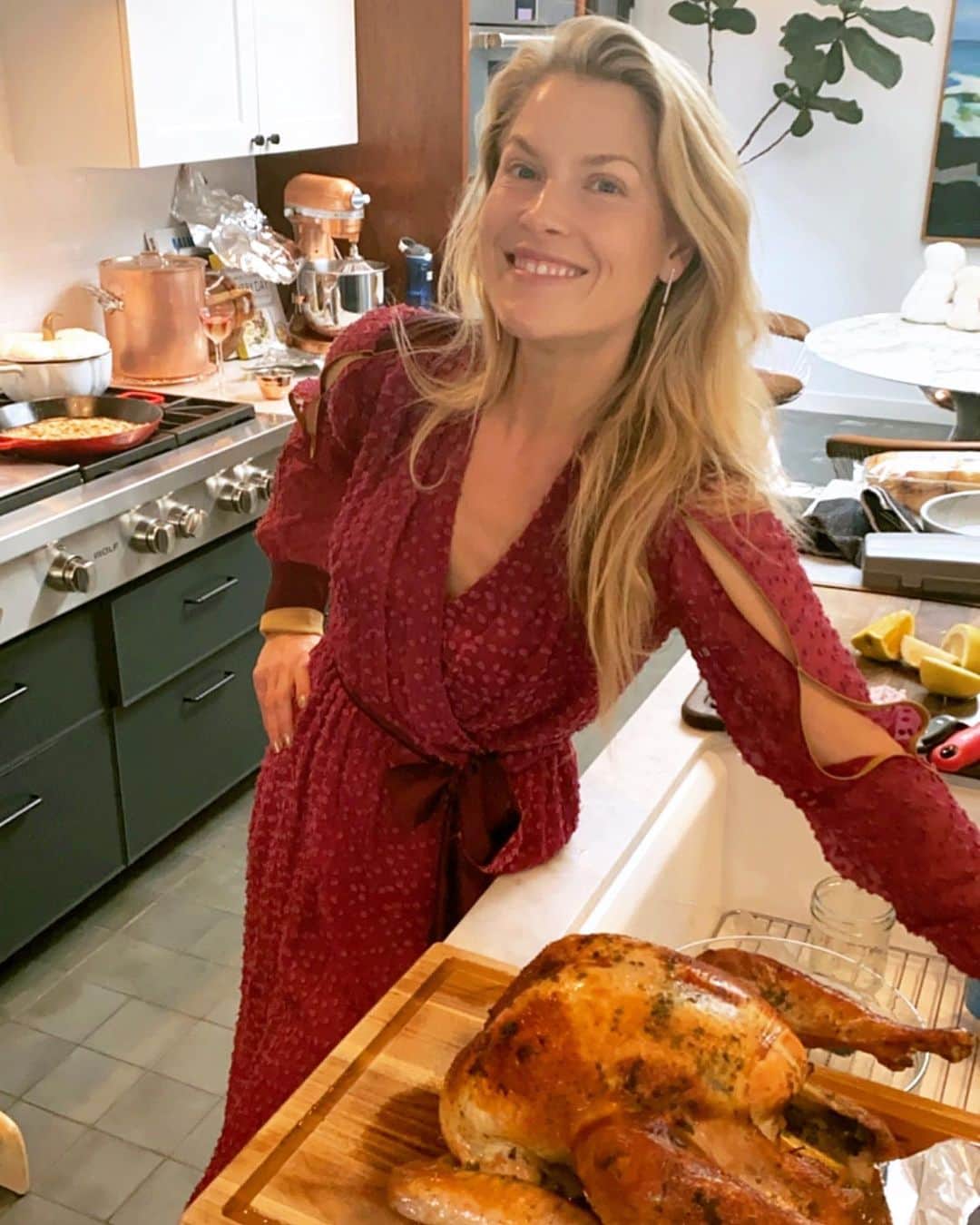 アリ・ラーターのインスタグラム：「Thanksgiving Alfresco lunch! My heart is filled with love for my kiddos, but also heavy for all the family that we can’t be with this holiday. There are so many nerves everytime I tackle Turkey day. My cookbook is my Go to for this meal of meals! It’s also nostalgic to go back and see all the pictures of friends and make my favorite recipes. Today, I cooked a 14lb brined, herb buttered turkey at 425 and tented with foil after 20 minutes. I then forgot to turn down the oven so it cooked for an hour at 425. Then I turned it down to 325 and cooked for another 2 hours and 15 minutes. It was great! The wine in the gravy is a must. I subbed chicken sausage for pork in my stuffing and the pumpkin pie is already gone. Another must is fresh whip. I make a ginger snap crust, and I find it easier and tastier than a normal pumpkin pie crust. Okay-the TV is calling! I hope everyone has a wonderful intimate feast at home, and the food around your table makes you feel closer to the ones you love... even if you can’t be together this Thanksgiving holiday. 🦃 🍁 ❤️」