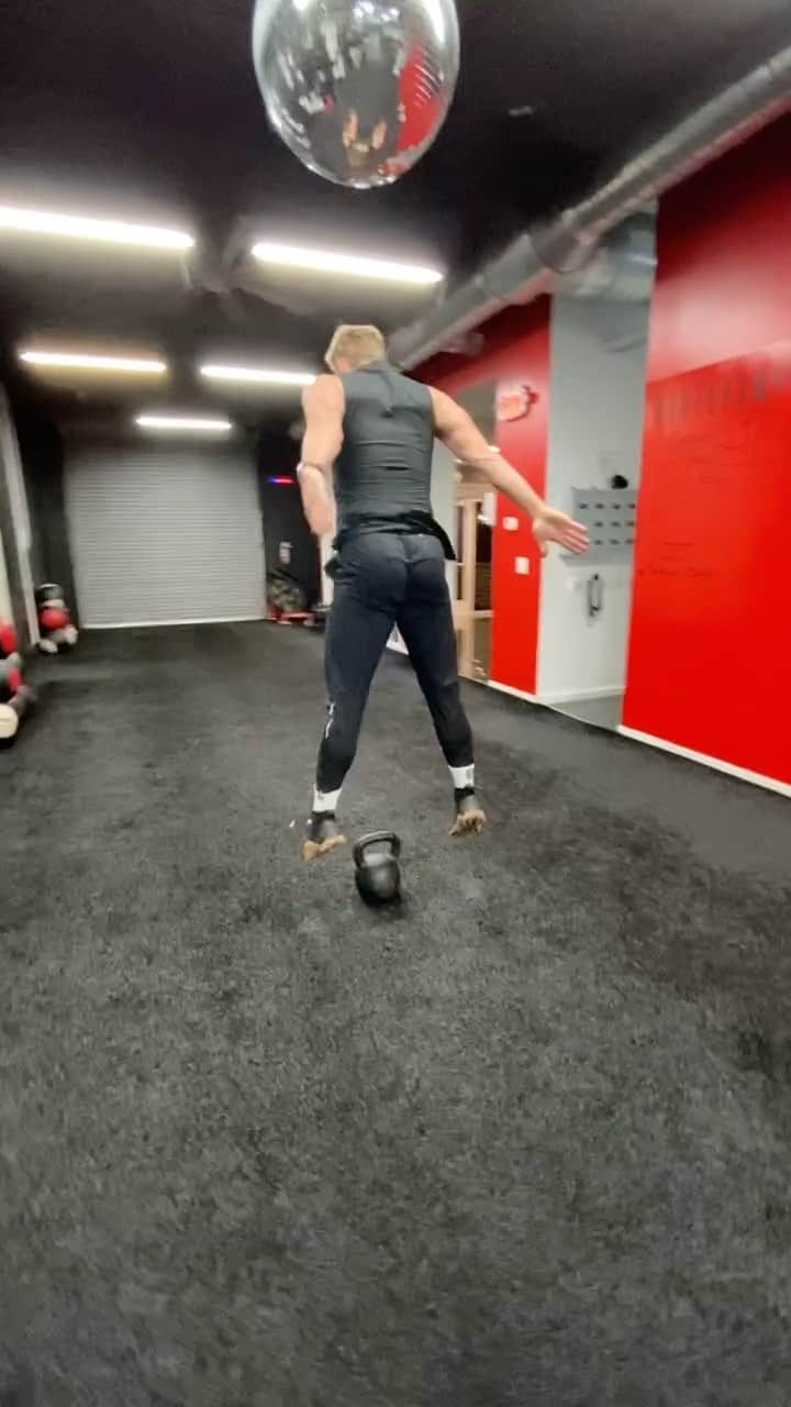 のインスタグラム：「Loading it up!! A circuit from today’s BC Lower Bod Quad workout 💪🏼 A kettlebell isometric, focusing on generating maximum tension & maintaining form from head to toe, followed immediately by kettlebell squat jumps, & body weight squat jumps.🔥🔥Monday’s at BC are a fan favorite #nevermissamonday . 💥Be on the lookout for Black Friday deals ALL week long at @boothcampgym💥 . #BOOTHCAMPteam #groupfitness #legday #personaltrainer #fitnessmotivation」