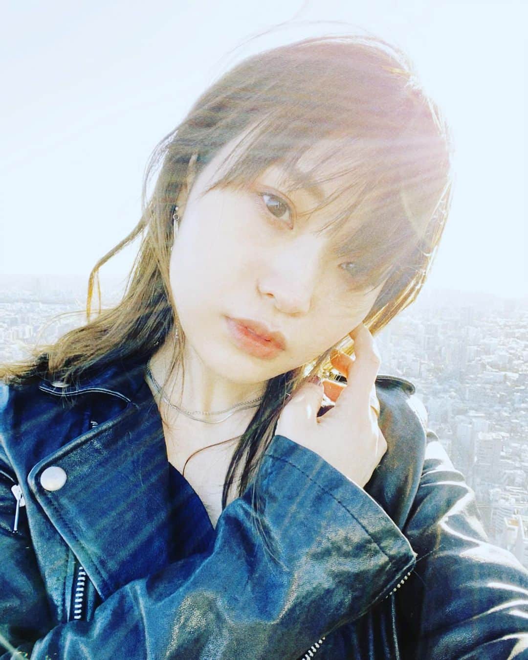 三橋栄香のインスタグラム：「渋谷SKYの最上階めちゃくちゃ気持ちよかったなぁ〜〜🤍🤍🤍  朝日を眺めながら！🍋 東京スカパラダイスオーケストラさんが出演するラジオ収録をみてきました✨お2人が選ぶ爽快ソング×氷結無糖レモンで爽やかな1日の始まり！なんて優雅な朝🍋笑  この日のラジオは11/29 (日)22:00～22:54にJ-WAVE（81.3FM） で流れるそうなので是非聴いてみてください〜🌷🌷  🎧番組タイトル🎧 J-WAVE SELECTION HYOKETSU MUTO REFRESHING MOMENT  #PR#氷結無糖レモン#渋谷スカイ#ラジオ収録観覧#渋谷スクランブルスクエア#東京スカパラダイスオーケストラ」