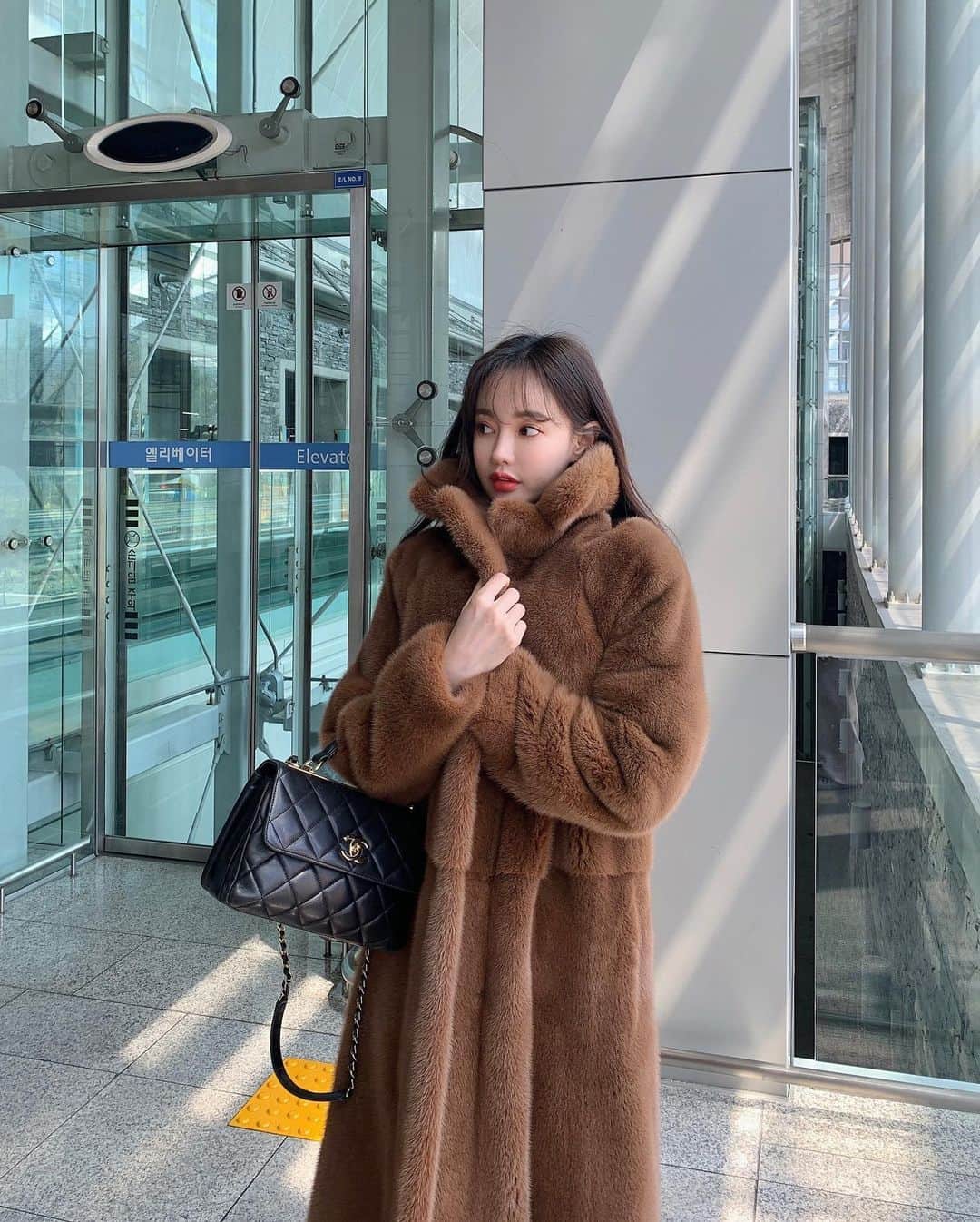 Hyemiさんのインスタグラム写真 - (HyemiInstagram)「오늘 진짜 넘넘 춥네요 🥶 이제 앞으로 쭉 춥겠죠 옷 따뜻하게 입고 다니세요🤎  밍크코트는 #아마란스이메라」11月24日 10時47分 - hinzajoa