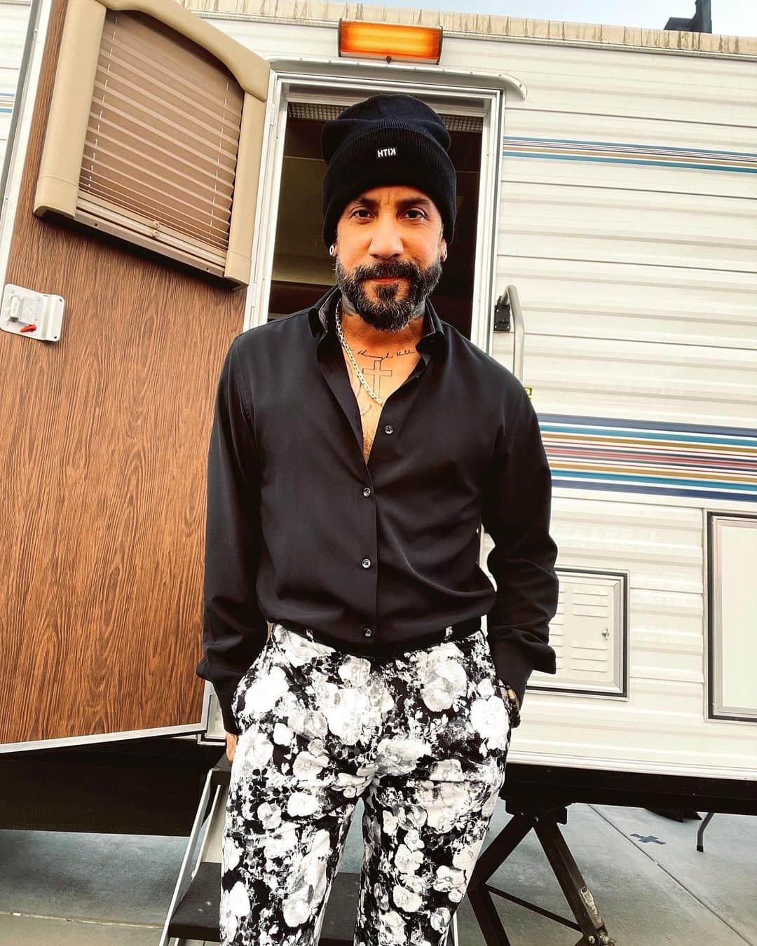 A.J.のインスタグラム：「Last time at the trailer. 🥲 It’s been a great ride and I wanna thank everyone from #DWTS for this life-changing experience! #TeamPrettyMessedUp」