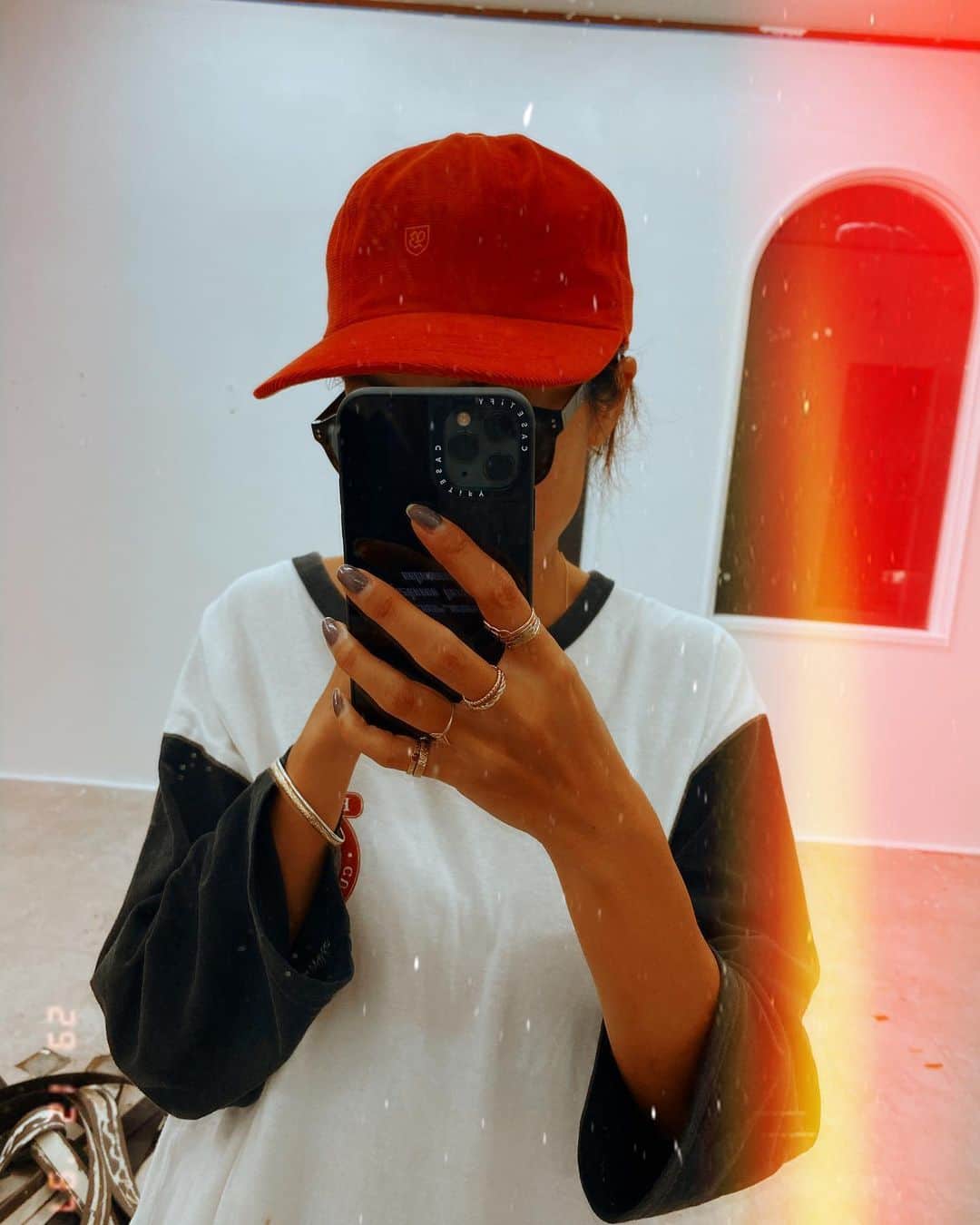 堀舞紀のインスタグラム：「🛢🧹 . . . 新居のセルフリノベーション をマイペースに やっています、、 . . . 私の親方 @keito_matsuoka  に マスキングテープのお使いとか まかされてるけど 種類の多さに翻弄される日々。 . . 個人的には パープルのマスキングテープだと テンションあがります… . . . ペンキ塗り職人 の時のカッコ。 (実際ほぼ塗ってないw) . . . その前に 片付けが進まない😱 . . . 暖かくのんびり 見守って♡ . . #古民家リノベーション #古民家diy #diy #ペンキ #セルフリノベーション #あさみさんが差し入れくれた #みんなと家が近くなった　😂」