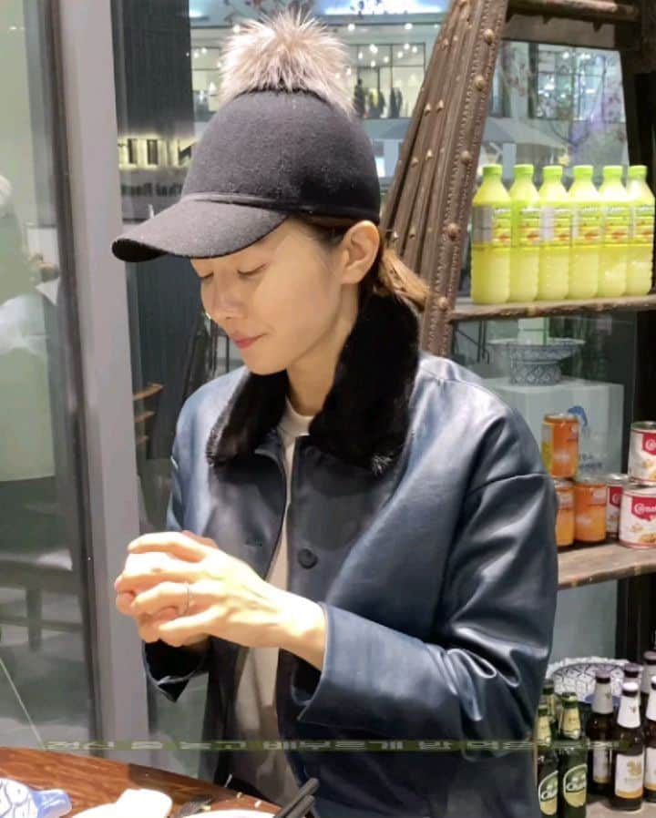 ユ・ハナのインスタグラム：「열심히 타이음식 흡입하고 샤샤샥 수정메컵♡  마스크에 잘 묻어나지않아서 더 좋고 밥먹고나서 쓱쓱 입주변 닦고 그냥 덧발라도 처음같이 들뜨지않고 촉촉 뽀송으로 수정메컵할 수 있어 좋고 바를 때마다 은은하게 느껴지는 헉슬리만의 향기는 덤👍  모이스트쿠션의 광채수분과 커버력 커버쿠션의 쫀쫀탄탄함과 커버력  같이 구성되어있는 헉슬리미스트는, 헉슬리의 주 성분인 선인장시드오일의 함유로 언제든 뿌려도 건조함없이!  메컵 후 뿌려주면, 픽스의 효과와 물광의 효과까지 선사해준답니다. 들고다니기 딱 좋은 사이즈죠♡ (feat. 미스트를 탐내는 동글이의 간절한 손)   포함되어있는 벨벳파우치에 쿠션넣어다니시고 언제 어디서든 툭 무성의하게 두들겨줘도 찰떡같이 피부표현해주는 헉슬리쿠션!  마감까지 이틀 남았어욧. 현대몰과 함께하는 헉슬리쿠션x프롬하나  마스크 속 얼굴도 빛이나 보이도록, 마스크쓰고있다 벗더라도 내얼굴은 방금 메컵하고 나온 듯 자신있게 보일 수있게. 지저분하게 마스크안에 쿠션이 덕지덕지 뭍어있게 하지마세요.   더 상세한 제품정보는 프롬하나오피셜계정💛 👉@fromhana111  제품관련문의는 카카오톡 ID  👉'프롬하나cs' 친구추가하시고 채팅창에💛  구매는 👉상단 프로필란에 파란색 긴~링크주소 클릭✔」