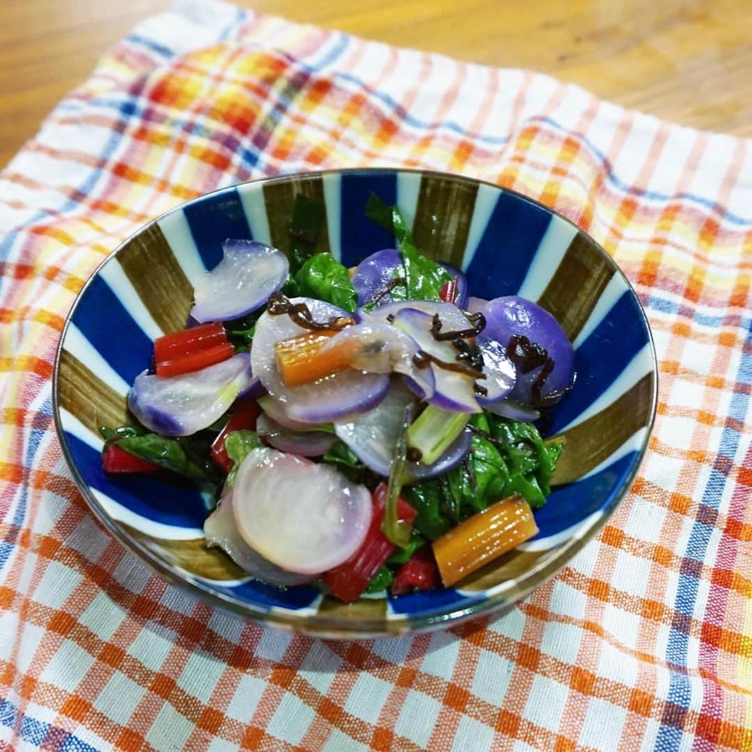 菅野広恵さんのインスタグラム写真 - (菅野広恵Instagram)「＊＊＊﻿ 【カラフル野菜で時短に1品】﻿ あと1品欲しい時にも特に便利なのが、﻿ 美味しい味の濃い野菜✨﻿ 野菜本来の味が美味しいからこそ、﻿ シンプルな料理で充分美味しく♪﻿ ﻿※料理がそこまで得意ではないので、毎回映えではない写真を失礼します🙏 我が家は、時短、美味しく、栄養を考えたをテーマに献立を心がけてます🌸  ---recipe---﻿ 今回使ったのは、美肌効果抜群なスイスチャードと、ラディッシュ🥬﻿ ラディッシュは小さい子には生だと少し辛いけど、加熱さえすれば甘くて食べやすいので、今回は、レンチンで甘く、子供も食べやすい温野菜サラダ風♪﻿ ﻿ 🔶材料﻿ 1.スイスチャード﻿ 2.ラディッシュ﻿ 3.ごま油﻿ 4.塩昆布﻿ ﻿ 🔶作り方﻿ ①スイスチャードはぶつ切りに、ラディッシュは輪切りに細く切ります。﻿ ﻿ ②タッパーに入れてごま油一回し程度、塩昆布大さじ1程度入れて混ぜ合わせ3分レンジでチン！﻿ ﻿ ③はい、出来上がり♡﻿ ﻿ -----﻿ @vegetaiment ベジ通販より鈴也ファームさんのカラフル野菜BOX販売中です🍅﻿ ﻿ その時に1番美味しい状態の旬のお野菜を8種類以上入ったお任せBOXにはなりますが、﻿ もしこの野菜は絶対入れて欲しい！﻿ など希望があればお問い合わせください😊﻿ ﻿ @suzunari_farm さんのカラフル野菜をこの機会により多くの方に知って頂く機会になれば嬉しいです😊✨﻿ -----﻿ ﻿ ご購入は、　@vegetaiment  @hiroesugano プロフィールリンクよりご覧ください💁‍♀️﻿ ﻿ -----﻿ ﻿ ﻿ #横須賀野菜 #横須賀　#野菜　#カラフル野菜　#野菜BOX #減農薬　#減農薬野菜　#鈴也ファーム  #vegetaiment #ベジ通販　#こどもにやさしいごはん  #美味しい野菜　#産地直送　#農家直送　#農家直送野菜  #こどものいる暮らし  #幼児食  #食べる美容　#食べて綺麗に　#ダイエット　#スキンケア　#野菜料理　#カラフル野菜　#鮮度抜群　#甘い野菜　#レシピ付き  #ベジテイメント　#美肌効果　#温野菜　#スイスチャード　#ラディッシュ」11月24日 10時57分 - hiroesugano