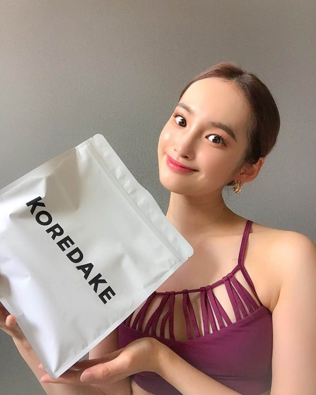 岩佐しおりのインスタグラム：「✔️🏋️‍♀️✨ ・ トレーニング終わりは 必ずプロテイン飲んでるんだけど @koredake_official さんの プロテイン始めてみました👏 完全栄養なんだって😳 1食置き換えにも良さそうだね！ ミルクティー味で飲みやすいよ😋👍 私は無調製豆乳で割って飲んでます🌈 つぶしたバナナとシェイクして スムージー風に飲んでも 美味しいみたいだから今度やってみる🍌  ・ \限定のクーポン/ ▶︎IAMSHIORIN このクーポンコード利用で シェーカープレゼントみたいです🎁 定期購入なら通常割引に加え 更に初回10%OFF♡ ※2PACKSを除く 有効期限は1週間です＊ ・ #KOREDAKE #完全栄養プロテイン #プロテイン #筋トレ女子 #ヘルシーライフ #pr」
