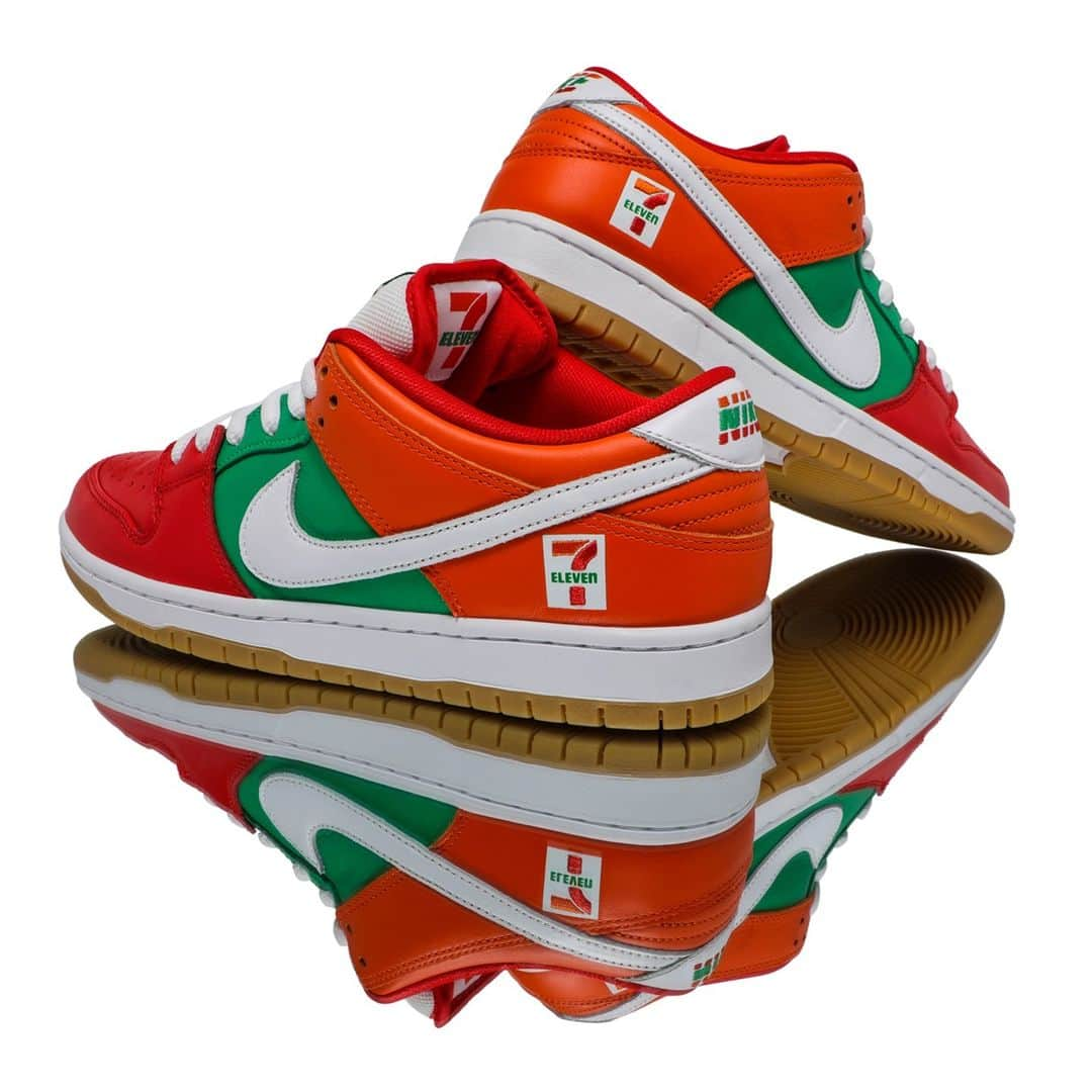 Flight Clubさんのインスタグラム写真 - (Flight ClubInstagram)「Originally planned for a 2020 release, the 7-Eleven x SB Dunk Low employs a color-blocking scheme inspired by the international convenience store's logo, featuring brand hits on the lateral side heel and inside tongue.」11月24日 11時00分 - flightclub