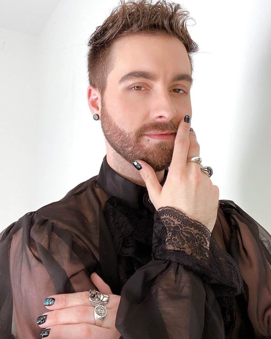 のインスタグラム：「Color is for everyone, so we’re changing conventional thoughts around who can and can’t wear nail lacquer. It's time for men's nails to be painted- time to #MANiUP. We got to speak @gunnardeatherage, a Project Runway Season 10 designer about how color inspires him, the best nail art for men, and why men should wear polish. Head to our #linkinbio to read the blog.」