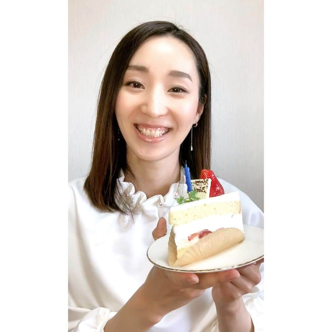 澄輝さやとさんのインスタグラム写真 - (澄輝さやとInstagram)「.﻿ 今日24日、誕生日を迎えました🍀﻿ 昨日はメール会員の方限定でBirthday Eve﻿ インスタライブを行いました✨﻿ みなさんにお祝いして頂き、とっても嬉しかったです☺️﻿ ﻿ ポポさんも生出演してもらいました🐈﻿ 世の中が大変なこのご時世に、誕生日を迎えて元気で いられることにいつも以上にありがたい気持ちでいっぱいです。﻿ 今年一年もこの状況下に負けずに楽しく日々を送って いきたいです🍀﻿ これからも宜しくお願いします✨﻿ ﻿  #お誕生日は﻿ #お母さんに感謝する日﻿ #産んでくれてありがとう﻿ #インスタライブ﻿ #ご覧頂いた皆様ありがとうございました﻿ #ケーキの写真を後で撮ろうと思っていたのに﻿ #気づいた時には食べ終わってました笑﻿」11月24日 11時11分 - sayato_sumiki_official