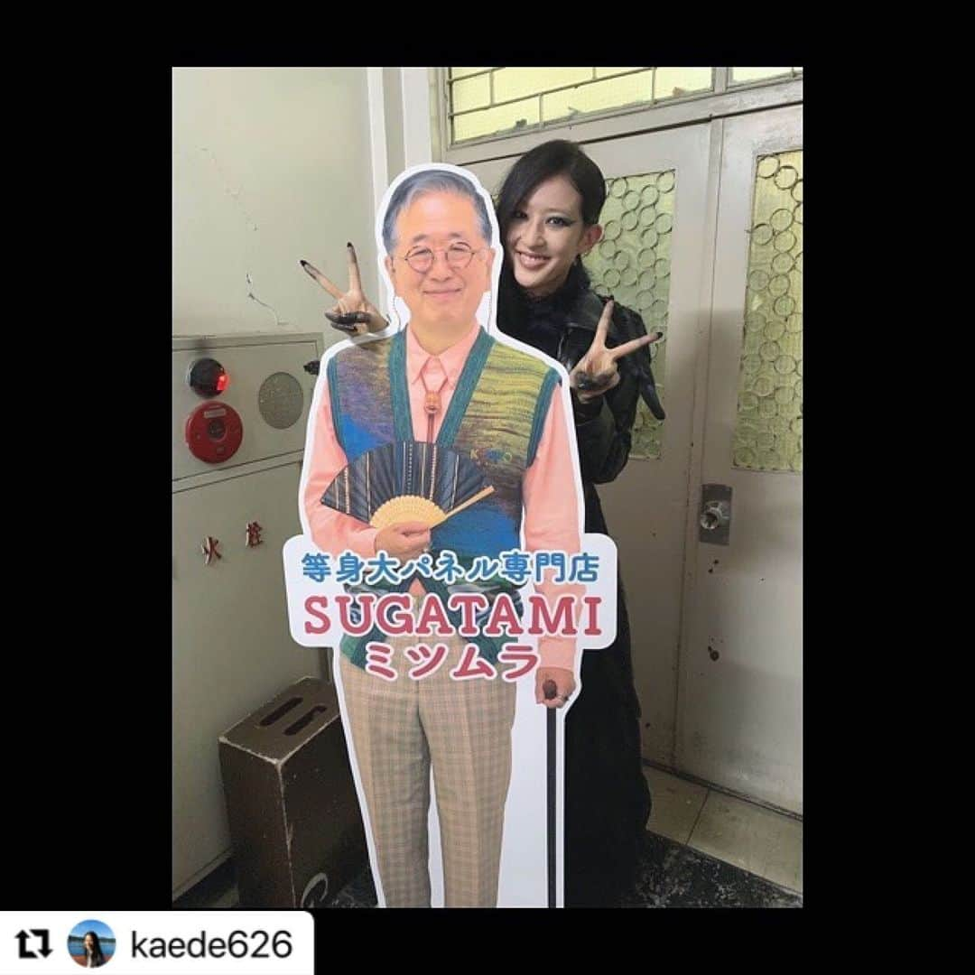 【公式】シンドラ「バベル九朔」さんのインスタグラム写真 - (【公式】シンドラ「バベル九朔」Instagram)「#Repost @kaede626 with @make_repost ・・・ #バベル九朔　第６話いかがでしたか？ 蜜村さんの等身大パネルと✌️  話が動いてきましたね〜！ #カラス女 がトレンド入りしていたようで嬉しかったです🤯🖤  次週もお楽しみに！」11月24日 11時07分 - babel_ntv