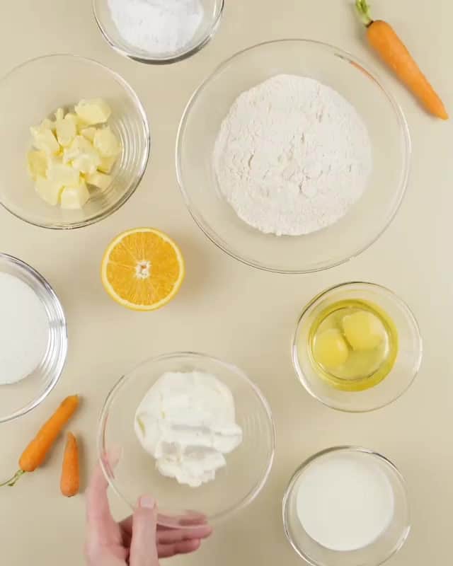 オリガ・ノスコワのインスタグラム：「Carrot Cupcakes 💥. .     Components 🥕Carrot sponge 🥕Citrus gel 🥕Cream cheese frosting. . The delicious carrot sponge with a scent of orange zest are just perfectly spiced. The incredibly soft sponge cake keeps its shape perfectly well and magically melts in your mouth. It is soft, juicy and incredibly tempting. The rich flavor of the orange filling complements the familiar cheese buttercream that we all love so much🍊🥕. . Have you ever wanted to make carrot cupcake?🥕 . P.s Black Friday Deal - Get 50% off ALL tutorial video. Link in bio👆. . Nossa oferta antecipada da Black Friday - ganhe 50% de desconto. Todos os detalhes sobre o curso em vídeo - clique no link no meu storis highlights.👆 . Морковный капкейк🥕.  Состав:   🥕Морковный бисквит 🥕Цитрусовый гель 🥕Сырно-сливочный крем. . P.s. Распродажа видеоуроков по ссылке в актуальных сторис 🤗」