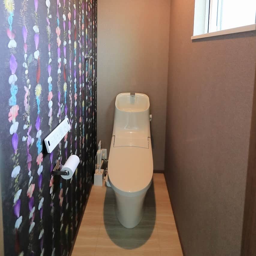 西本ハウスのインスタグラム：「💙 【水まわり特集】  🚪Restroom① 廿日市市 OT様邸  【11月中申込限定 豪華特典付&SNS限定キャンペーン開催中🎉🎉】  安佐北区落合&東広島市八本松町宗吉新築一戸建て販売中🏠  11月中にお申込みをいただいた方に限り、全室カーテン・カーポート・エアコン1台をプレゼント🎁  さらに！！SNSをご覧になってお問い合わせをいただくと販売価格から50万のお値引きをさせていただきます🎈 ※お問い合わせはDMか、電話にて「インスタを見ました」とお伝えください。  2020年12月完成、年内入居可能😌新年を新居で過ごしたい方におすすめです🏠 キャンペーンのお申込は先着順となりますのでお早めにお問い合わせください☎︎♪  モデルハウスの見学予約はこちら▼ @nishimoto_house  #西本ハウス #広島県 #工務店 #ZEROCUBE #ゼロキューブ #グッドデザイン賞 #1000万円からはじめる家づくり #子育て世代の家  #子育て世代の家づくり #デザイン住宅  #デザイナーズ住宅 #新築一戸建て #マイホーム #新築マイホーム #注文住宅 #規格住宅 #家づくり #暮らしを楽しむ #セミオーダー住宅 #セミオーダー #セミオーダーハウス #広島建売 #建売 #分譲住宅 #分譲中 #広島分譲住宅」