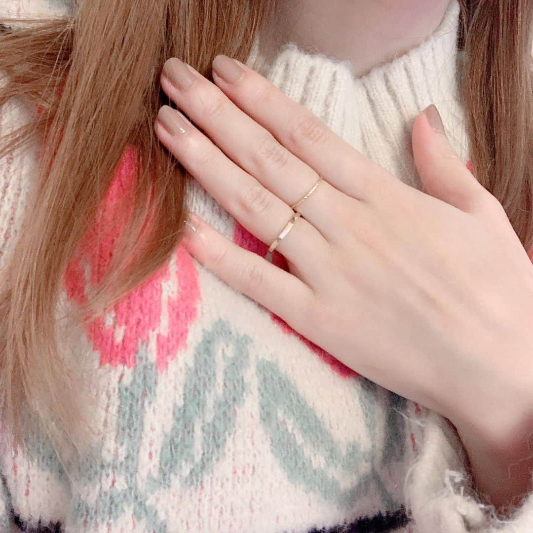 町田亜里香のインスタグラム：「〜New accessory💍〜 プチプラで華奢なgold ringˎˊ˗ ゴールドのアクセが好きすぎて🧡 可愛いぃぃ❤︎ 安かったので2つGETしました🤞 @fing_official  . . 10％OFFの クーポンコード頂けたので🤫 ⬇︎ 【arika10】(2020/12/13） webショップのみで使えるそうです✨ もし良かったら使ってね😊❤︎ サイズも色々あるし♡ ピンキーリングでも可愛い気がする🤫」