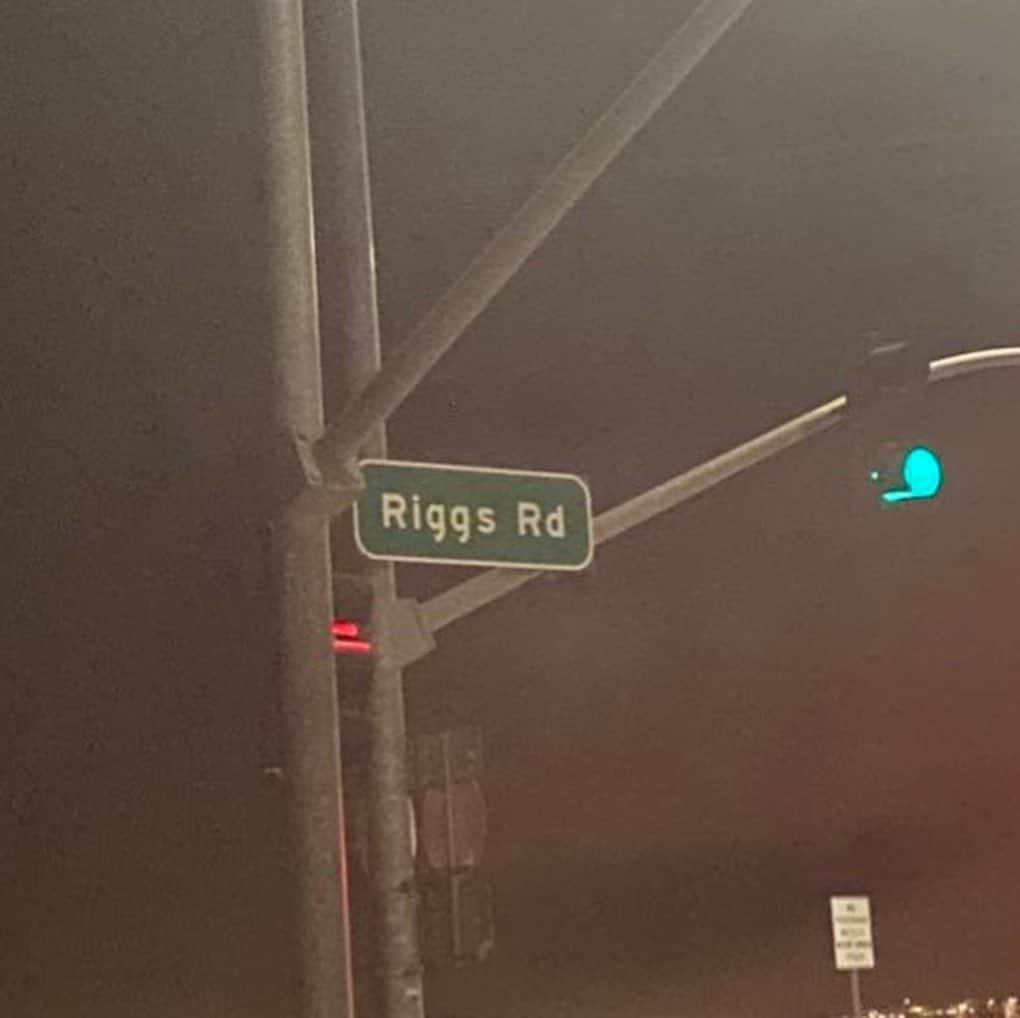 チャンドラー・リッグスのインスタグラム：「on my road trip from LA to georgia i discovered a lot about myself, especially when i stopped and looked around at riggs rd in chandler, AZ. turns out i am completely empty inside :)」