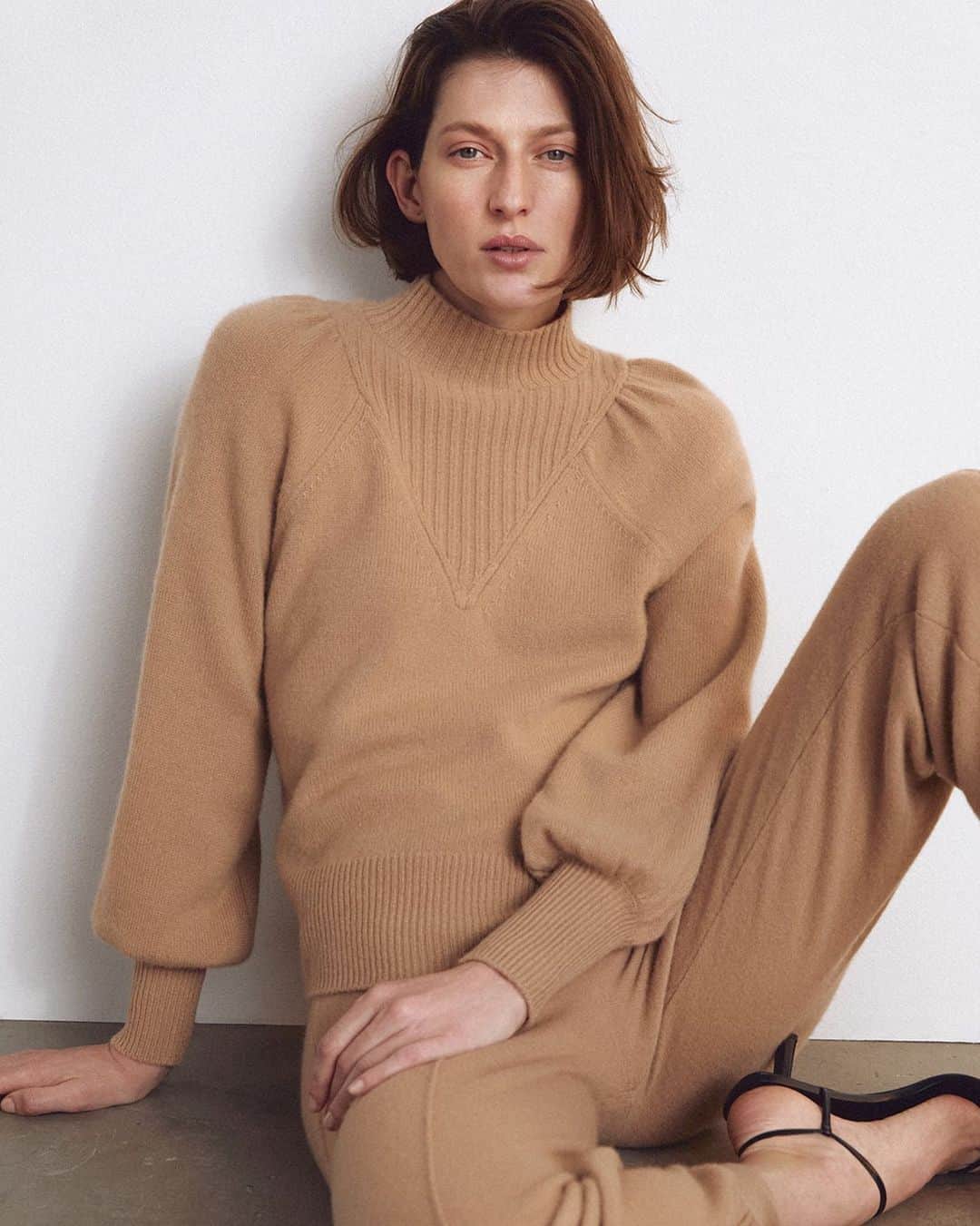 レベッカテイラーのインスタグラム：「Cashmere, for a more relaxed holiday.」