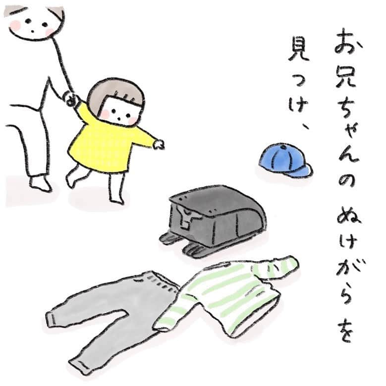 hibi家のムスコとムスメのインスタグラム：「帰宅して急いで着替えてサッカーに行ったお兄ちゃんの抜け殻ありがとう👦🏻 . . そういえば入学式前にもこんなことあったな。 またリールでアップしてみよう☺️ . #日常漫画#家族漫画#育児漫画#兄妹#３歳差兄妹#日々 .」