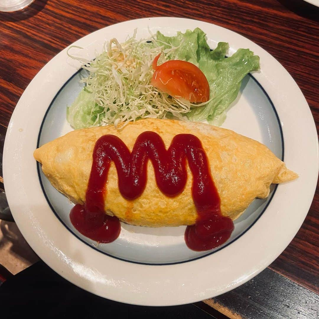 松木星良のインスタグラム：「久オムしたなあ〜🌱  #オムライス #洋食 #吉祥寺 #喫茶ロゼ #東京カフェ #めざせオムライスマスター #東京めし #もちもちごめ #よいたまご #よいケチャップ #激混み #大人気 #しゅごい #井の頭公園しゅごい #ジブリ美術館 #3度目の入れず #営業確認してから行けばいいと思うでしょう #急ぐ旅じゃないから #ゆるゆるいこうね」