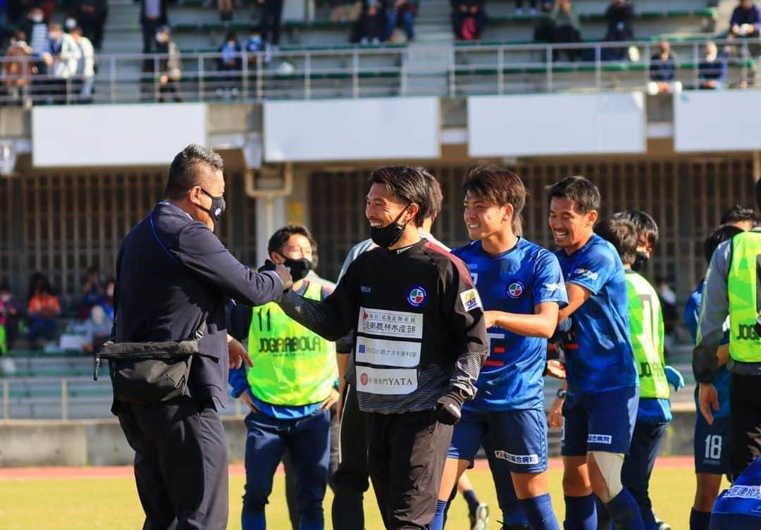 小川佳純さんのインスタグラム写真 - (小川佳純Instagram)「. JFL昇格!!! . 全国地域サッカーチャンピオンズリーグ2020 決勝ラウンド 第1節 vs 北海道十勝スカイアース 5-0 ○ 第2節 vs FC刈谷 1-1 △ 第3節 vs 栃木シティFC 0-0 △ 1勝2分 勝ち点5 得失点差+5  全国地域サッカーCLで優勝し、JFL昇格を決めました！！ 選手の時とは全く違う緊張感を感じながら、最高の結果を掴むことができました。  最後まで集中力を欠くことなくプレーしてくれた選手たち、チームをサポートしてくれた代表・GM・コーチングスタッフ・トレーナー・マネージャー、シーズン通して応援・支援してくれたスポンサー各社の皆様、現地に、枚方パークのパブリックビューイングに足を運んでくれたファン・サポーターの皆さん。 ティアモに関わる全ての皆様のおかげでJFL昇格を達成することができました。 ありがとうございます！！  めちゃくちゃ嬉しいです！！  こんなイレギュラーなシーズンで、日本一過酷な昇格レースを勝ち抜けた経験は、クラブにとっても、僕自身にとっても非常に大きな財産となり自信になりました。  来年はJFLで戦うことになります！ 今後も FC TIAMO枚方の戦いに注目してください！！  #全国地域サッカーチャンピオンズリーグ2020 #優勝 #fctiamo枚方 #JFL昇格 #jogabola #yasuda #監督 #小川佳純 #GM #巻佑樹」11月24日 11時28分 - yoshizumi_ogawa_official