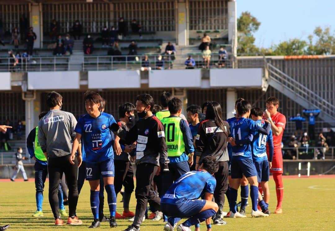 小川佳純さんのインスタグラム写真 - (小川佳純Instagram)「. JFL昇格!!! . 全国地域サッカーチャンピオンズリーグ2020 決勝ラウンド 第1節 vs 北海道十勝スカイアース 5-0 ○ 第2節 vs FC刈谷 1-1 △ 第3節 vs 栃木シティFC 0-0 △ 1勝2分 勝ち点5 得失点差+5  全国地域サッカーCLで優勝し、JFL昇格を決めました！！ 選手の時とは全く違う緊張感を感じながら、最高の結果を掴むことができました。  最後まで集中力を欠くことなくプレーしてくれた選手たち、チームをサポートしてくれた代表・GM・コーチングスタッフ・トレーナー・マネージャー、シーズン通して応援・支援してくれたスポンサー各社の皆様、現地に、枚方パークのパブリックビューイングに足を運んでくれたファン・サポーターの皆さん。 ティアモに関わる全ての皆様のおかげでJFL昇格を達成することができました。 ありがとうございます！！  めちゃくちゃ嬉しいです！！  こんなイレギュラーなシーズンで、日本一過酷な昇格レースを勝ち抜けた経験は、クラブにとっても、僕自身にとっても非常に大きな財産となり自信になりました。  来年はJFLで戦うことになります！ 今後も FC TIAMO枚方の戦いに注目してください！！  #全国地域サッカーチャンピオンズリーグ2020 #優勝 #fctiamo枚方 #JFL昇格 #jogabola #yasuda #監督 #小川佳純 #GM #巻佑樹」11月24日 11時28分 - yoshizumi_ogawa_official