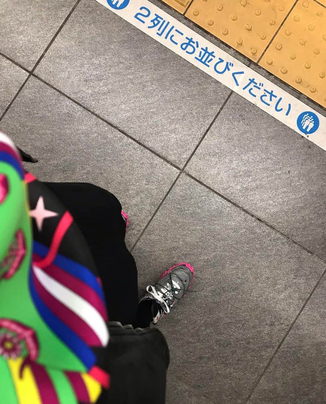 アヤメのインスタグラム：「Check + polkadots + stripe = socks pattern🧦 #inspirationiseverywhere #waffleracer 今日は珍しくお外で打ち合わせ😃 #たまには #お出かけ #地下鉄 #小田急線」