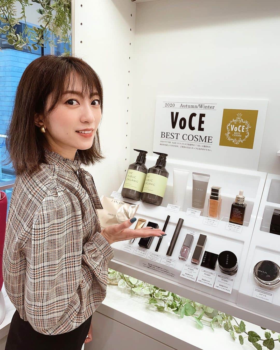 のインスタグラム：「﻿ Panasonic ビューティサロン銀座にて﻿ 2020下半期ベストコスメが展示されてるので行ってきました🙋‍♀️✨﻿ ﻿ ﻿ 私も使ってるTHE PUBLIC ORGANICがベスコスに😻﻿ 本当に香りが好き〜🌿﻿ ﻿ ﻿ 気になったものをタッチアップしたよ！﻿ ﻿ ﻿ 🔸B IDOL THE アイパレ04﻿ 強がりのピンクグレージュ﻿ ﻿ これは可愛い！！﻿ ラメのカラーが特にお気に入り。﻿ グレー×ブラウン×ピンクは最強！﻿ ﻿ ﻿ 🔸Dior プレステージ マイクロ ユイル ド ローズ セラム﻿ ﻿ 化粧水の前につける美容液で﻿ 肌をふっくらハリを与えてくれて﻿ エイジング効果、そしてローズの香りがとても上品🌹﻿ Diorのスキンケア本当良いって聞くもんな〜高級だけどベスコスになるくらいだから相当良いんだろうな🥺✨﻿ ﻿ ﻿ ﻿ あとPanasonic美容家電といえば﻿ スチーマー ナノケア EH-SA0B！！﻿ ﻿ ﻿ 今一番欲しいといっても過言ではない！笑﻿ ﻿ ﻿ こちらもお試しできるから是非銀座行くことあればお立ち寄りしてみてください〜☺️✨✨﻿ ﻿ ﻿  #パナソニックビューティー #panasonicbeauty #voceベスコス #PR #bidol #dior #アイパレ #スキンケア #美容液 #ベスコス #ベストコスメ」