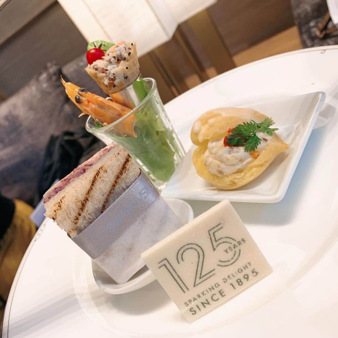 Miho Tanakaさんのインスタグラム写真 - (Miho TanakaInstagram)「. 思う存分スワロフスキーの世界に浸れるアフタヌーンティー🍰✨  スワロフスキー創業125周年を祝して、 スイスホテル1Fの「ザ.ラウンジ」でスワロフスキーずくしのアフタヌーンティーがいただけます😌💓  シャンパングラスの持ち手が可愛すぎてたまらぬ  お料理もアートのセンスが光るものばかりで食べるのがもったいなかった😂ずっと見てられるw  TWGの紅茶ブッフェが付いているので、ゆっくり紅茶とケーキをいただきながらスワロの世界に浸る贅沢な時間。  さらにBGMは生演奏を聴きながら。 最高でした。  .... スイスホテル南海大阪 1F「ザ.ラウンジ」 12月1日〜31日  TWGティーブッフェ付 ¥3950 TWGティーブッフェ&グラスシャンパン付🍾 ¥4750 .... #スワロフスキー  #スワロ　#アフタヌーンティー  #スイスホテル南海大阪  #スイスホテル  #twgtea #twg紅茶  #ローランペリエ  #大阪グルメ #難波グルメ  #大阪カフェ #大阪アフタヌーンティー  #難波スイーツ  #pr」11月24日 11時31分 - mie__blogger