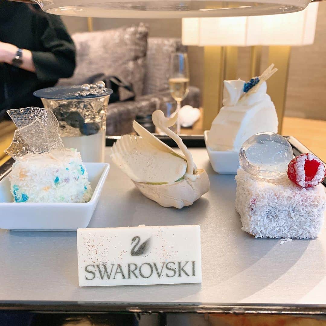 Miho Tanakaさんのインスタグラム写真 - (Miho TanakaInstagram)「. 思う存分スワロフスキーの世界に浸れるアフタヌーンティー🍰✨  スワロフスキー創業125周年を祝して、 スイスホテル1Fの「ザ.ラウンジ」でスワロフスキーずくしのアフタヌーンティーがいただけます😌💓  シャンパングラスの持ち手が可愛すぎてたまらぬ  お料理もアートのセンスが光るものばかりで食べるのがもったいなかった😂ずっと見てられるw  TWGの紅茶ブッフェが付いているので、ゆっくり紅茶とケーキをいただきながらスワロの世界に浸る贅沢な時間。  さらにBGMは生演奏を聴きながら。 最高でした。  .... スイスホテル南海大阪 1F「ザ.ラウンジ」 12月1日〜31日  TWGティーブッフェ付 ¥3950 TWGティーブッフェ&グラスシャンパン付🍾 ¥4750 .... #スワロフスキー  #スワロ　#アフタヌーンティー  #スイスホテル南海大阪  #スイスホテル  #twgtea #twg紅茶  #ローランペリエ  #大阪グルメ #難波グルメ  #大阪カフェ #大阪アフタヌーンティー  #難波スイーツ  #pr」11月24日 11時31分 - mie__blogger