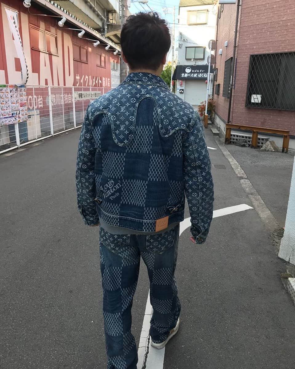 のインスタグラム：「昨日、フォロワーさんが500名くらい増えました。上田さんは700名増えたそうです。なんで俺より多いねん❗️😤笑笑 （撮影：岩本計介） #lvnigo」