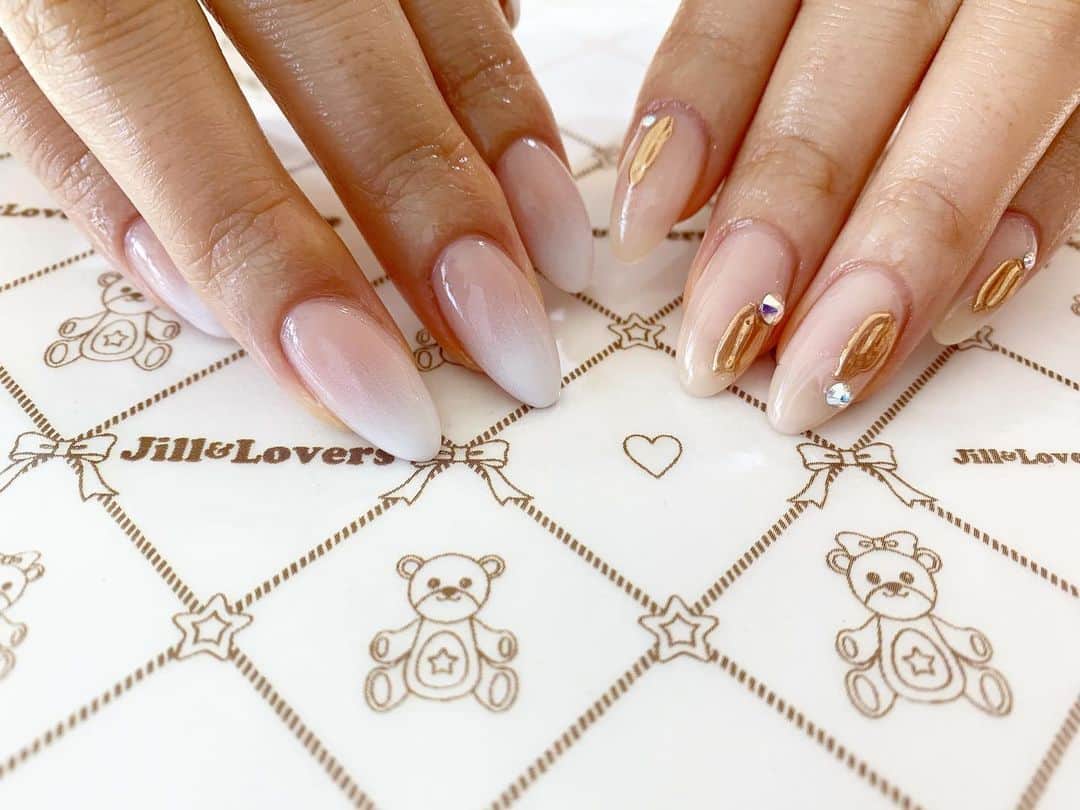 mamijinguのインスタグラム：「エアーグラデが人気⛄️  #jillandlovers #nail #nailart #paragel #gelneil#gel #ネイル #ネイルアート #me #look #love #かわいい」