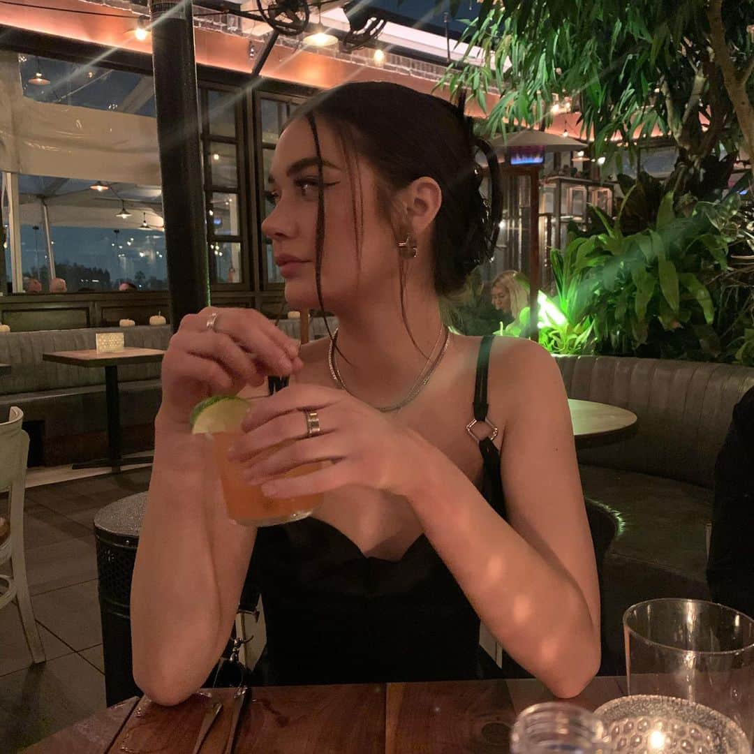 アマンダ・スティールのインスタグラム：「last dinner out for a while, happy birthday @ferntf 🖤✨」