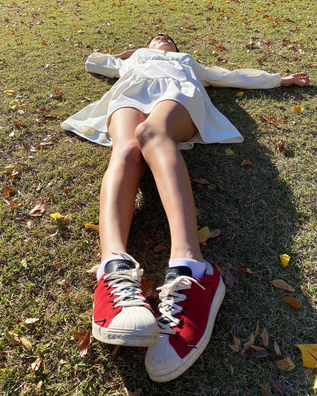 みもれもんさんのインスタグラム写真 - (みもれもんInstagram)「・ ・ おはよう☀️ 芝生でゴロゴロ〜🍃💕 脚を撮ってみましたぁ📷 どうかな？👀♡ 昨日のクイズの答ぇは、 ここは新宿中央公園だよ🍇👍 流石に分からないよね！笑 ・ ・  #みもれもん #インスタグラビア #ポートレート #カメラ #ショートヘア #ボブ #粉我 #泳衣 #性感 #内衣 #Japan #日本女孩」11月24日 11時41分 - mimore_mon0929
