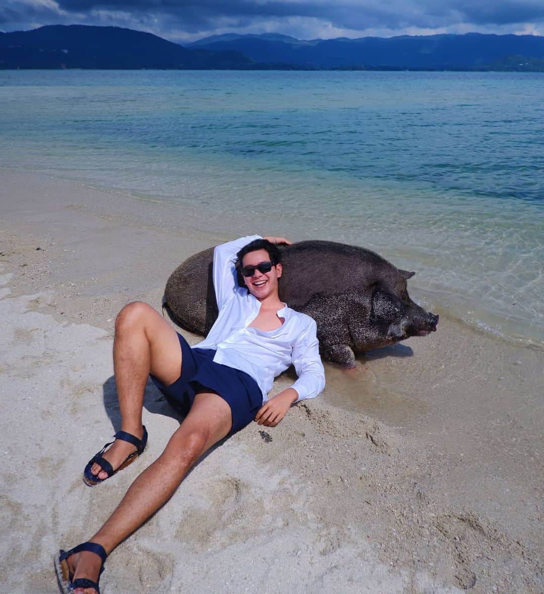 アイス・サランユーのインスタグラム：「ว่ากันว่า..ตอนนี้ถ้ามาสมุย แล้วไม่เจอพี่หมู🐷🐽🐖ก็คือมาไม่ถึง! ก็ต้องมาให้ถึงเนอะ เมื่อหมูเจอหมู กลิ้งแข่งขันเล้ยยย  #เกาะมัดสุม Management Trip By  @anantarabophut @anantaralawana @anantara_hotels  ใครอยากมาหาน้องหมู มาขึ้นท่าเรือ  @avanisamui ได้นะครับ  #samui #sanooksnap #เที่ยวทั่วไทยกับไอซ์ศรัณยู」