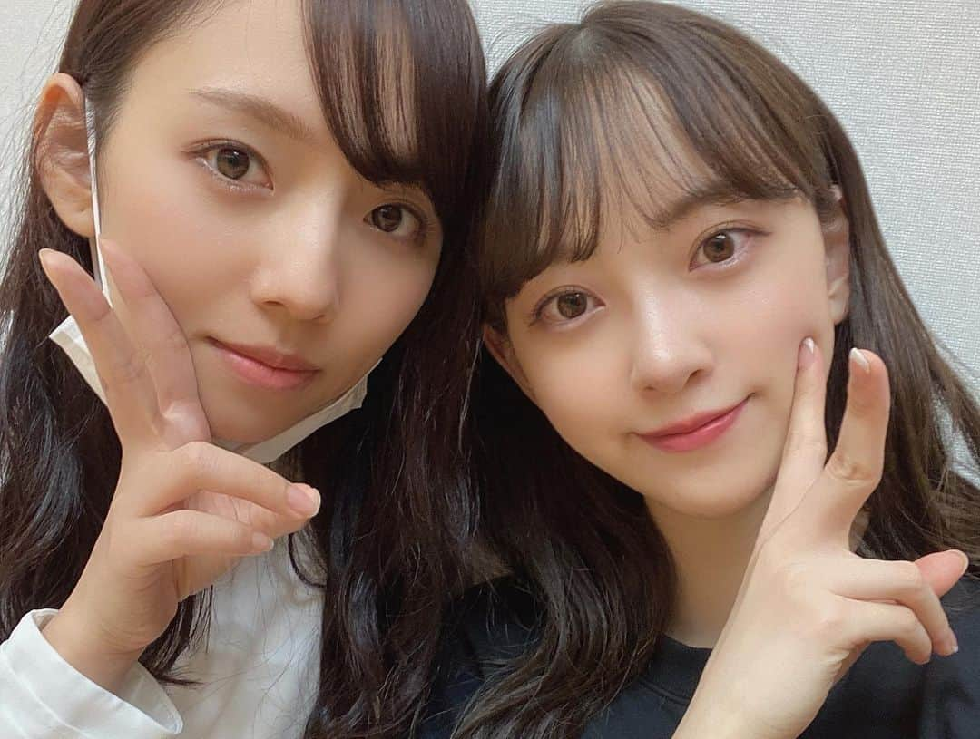 堀未央奈さんのインスタグラム写真 - (堀未央奈Instagram)「❤︎  最近載せられる写真が なくて困っていたので 2期生との写真と それぞれの好きなところを 語ってます💁🏻‍♀️  まいちゅん❕  話しが面白くて ちょっと抜けてるところに いつも元気もらってます🤣 一緒にふざけてくれるから 楽しいん~  私が前ね この前髪が似合うよ って言ったらしばらく その前髪を気に入ってしてくれて すごく嬉しくて😚  洋服もよく一緒に見に行くのですがこれ似合いそう！って言うと すぐ買ってたりするのが かわいくて好きです．笑  これからもくだらない話して たくさん笑おうね~🤍  #新内眞衣　ちゃん #乃木坂46 #堀未央奈 #2期生 #5枚目の写真5年前とかかな」11月24日 11時45分 - horimiona_official