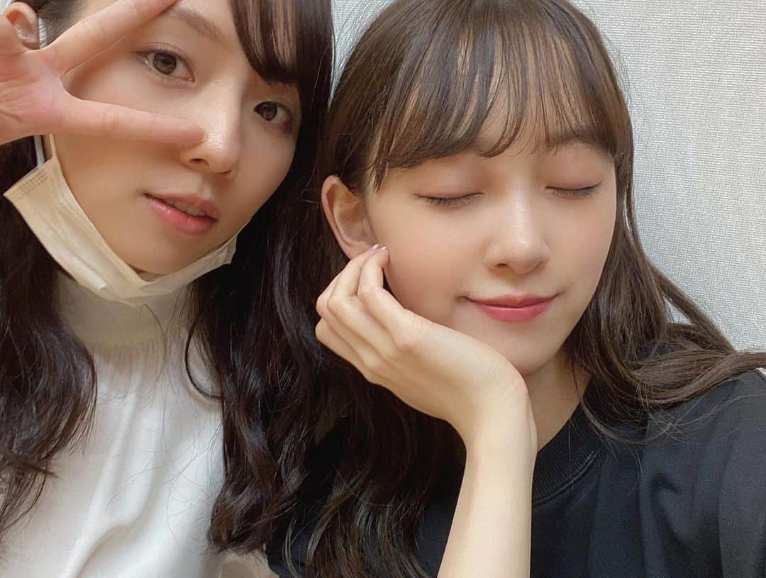 堀未央奈さんのインスタグラム写真 - (堀未央奈Instagram)「❤︎  最近載せられる写真が なくて困っていたので 2期生との写真と それぞれの好きなところを 語ってます💁🏻‍♀️  まいちゅん❕  話しが面白くて ちょっと抜けてるところに いつも元気もらってます🤣 一緒にふざけてくれるから 楽しいん~  私が前ね この前髪が似合うよ って言ったらしばらく その前髪を気に入ってしてくれて すごく嬉しくて😚  洋服もよく一緒に見に行くのですがこれ似合いそう！って言うと すぐ買ってたりするのが かわいくて好きです．笑  これからもくだらない話して たくさん笑おうね~🤍  #新内眞衣　ちゃん #乃木坂46 #堀未央奈 #2期生 #5枚目の写真5年前とかかな」11月24日 11時45分 - horimiona_official