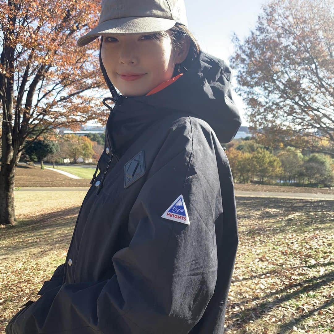 のインスタグラム：「@capeheights のアウター。 軽くて暖かくてアウトドアにも🙆‍♀️✨ 内側がオレンジ色になっているのも可愛いので、ついつい前を開けて着たくなってしまう🧡 前を開けて着ていると寒がりのナナが潜り込んでくる（笑） メンズのMサイズをオーバーサイズで着ています。 ・ (写真撮る時だけマスクを外しています) ・ #capeheights  #ケープハイツ #アウター #冬」